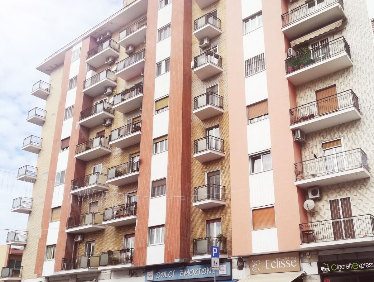 Appartamento di 5 vani /147 mq a Bari - Carrassi (zona POLICLINICO)