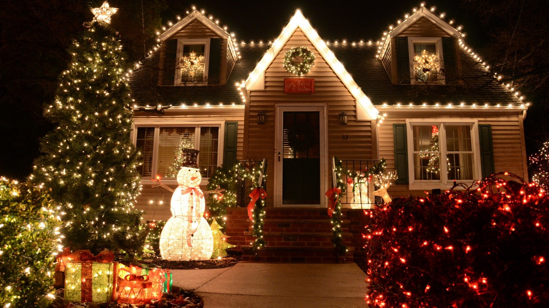 Amano troppo il Natale: casa addobbata con 24 alberi e oltre 5mila luci