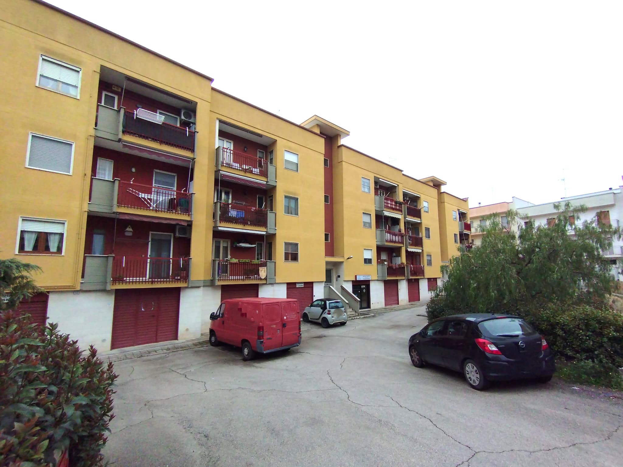 TRILOCALE CON BOX AUTO