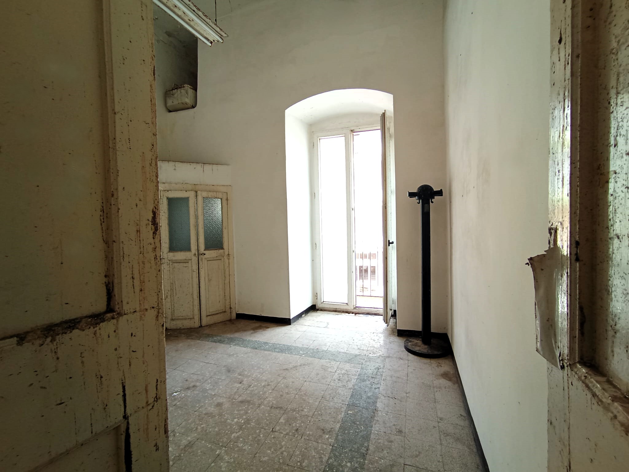 PALAZZINA D'EPOCA CON LOCALE COMMERCIALE