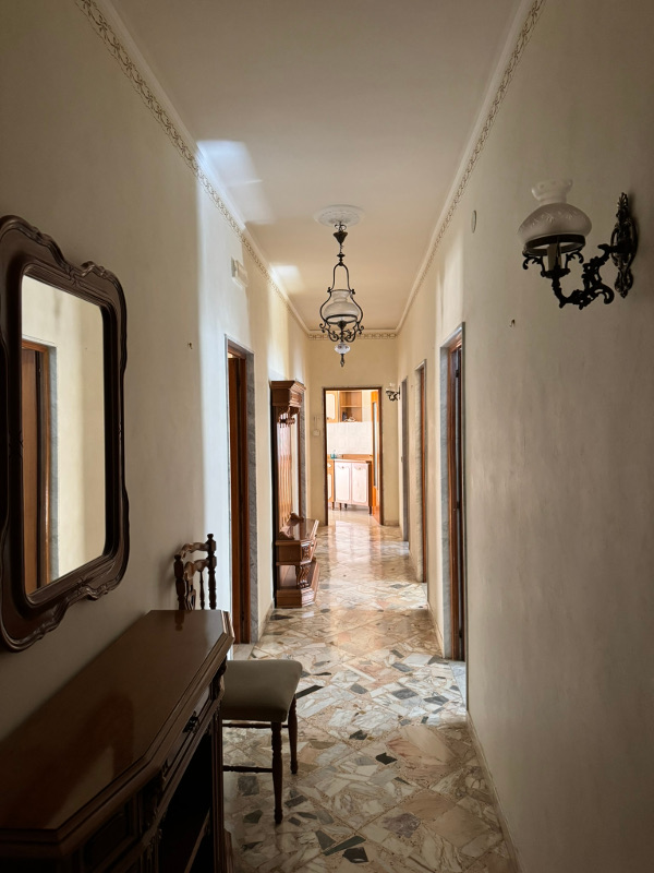 Centralissimo Quadrilocale in Vendita a Corato Proponiamo in vendita a Corato, precisamente in via Rosolino Pilo 3