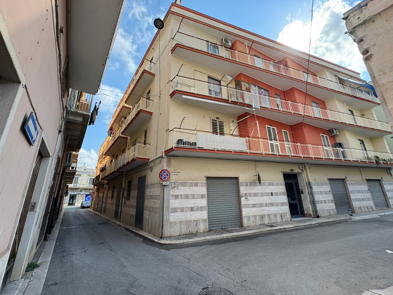 Centralissimo Quadrilocale in Vendita a Corato Proponiamo in vendita a Corato, precisamente in via Rosolino Pilo 3