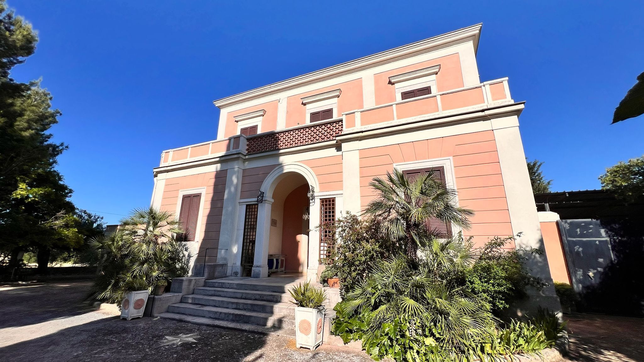 TRANI - PRESTIGIOSA VILLA CON TERRENO EDIFICABILE