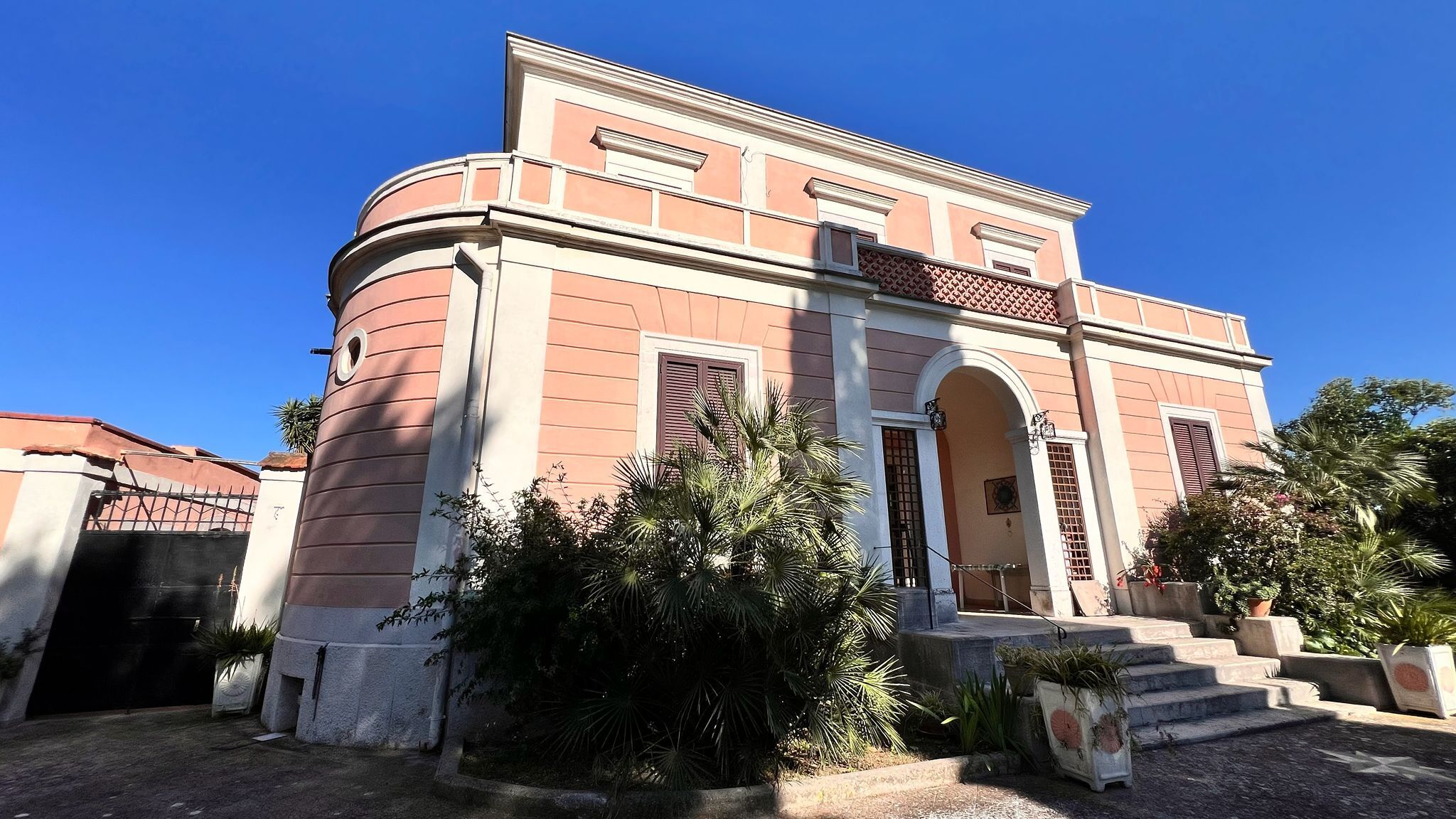 TRANI - PRESTIGIOSA VILLA CON TERRENO EDIFICABILE