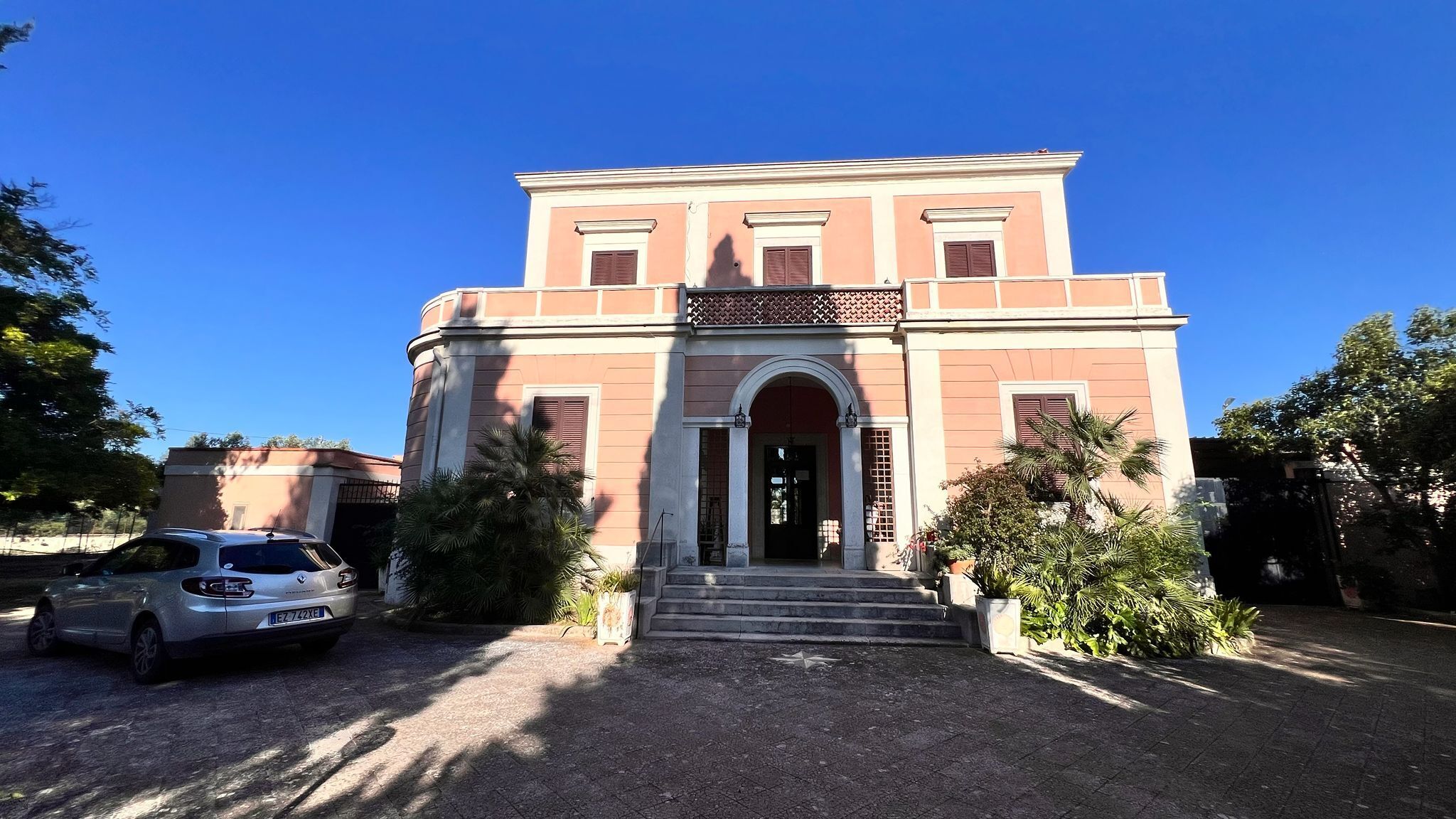 TRANI - PRESTIGIOSA VILLA CON TERRENO EDIFICABILE