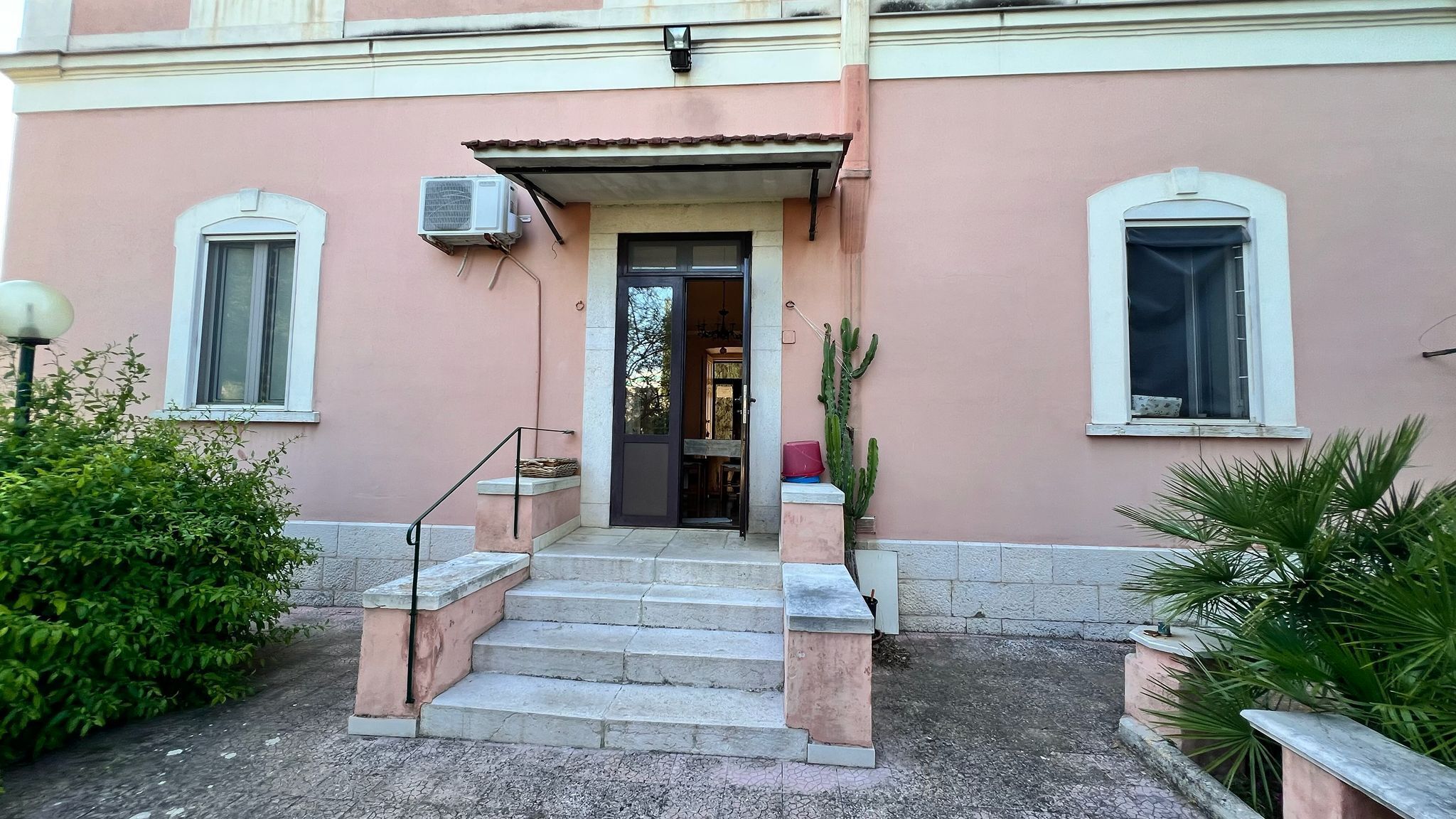 TRANI - PRESTIGIOSA VILLA CON TERRENO EDIFICABILE