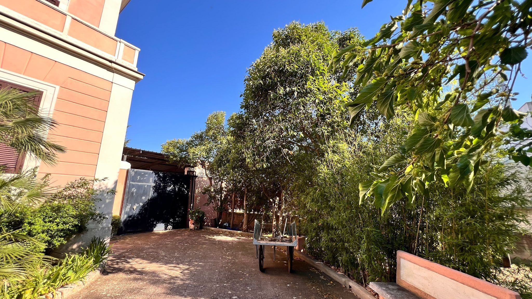 TRANI - PRESTIGIOSA VILLA CON TERRENO EDIFICABILE