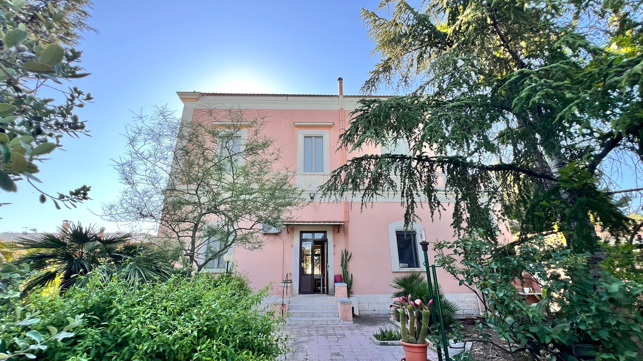 TRANI - PRESTIGIOSA VILLA CON TERRENO EDIFICABILE