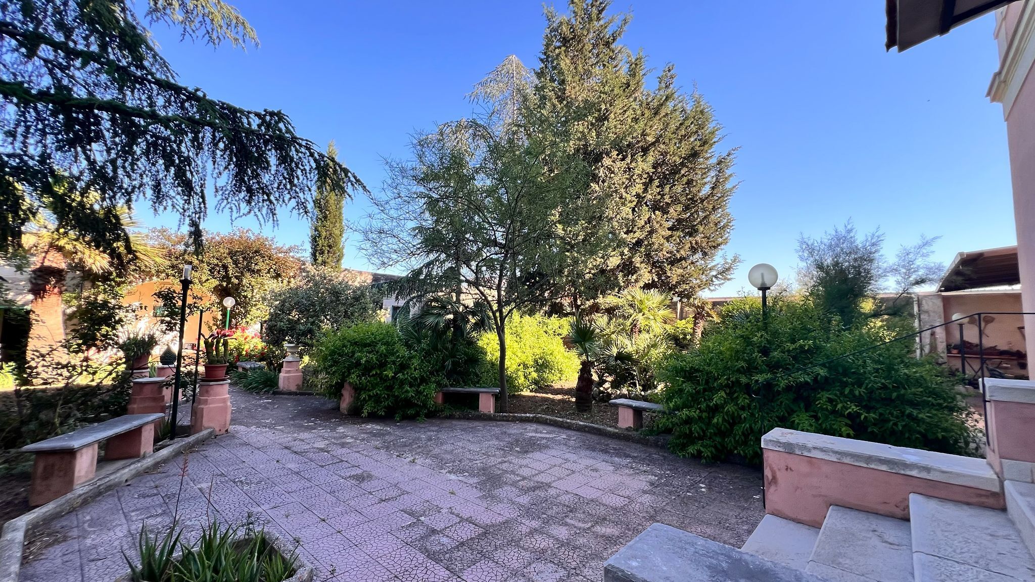 TRANI - PRESTIGIOSA VILLA CON TERRENO EDIFICABILE