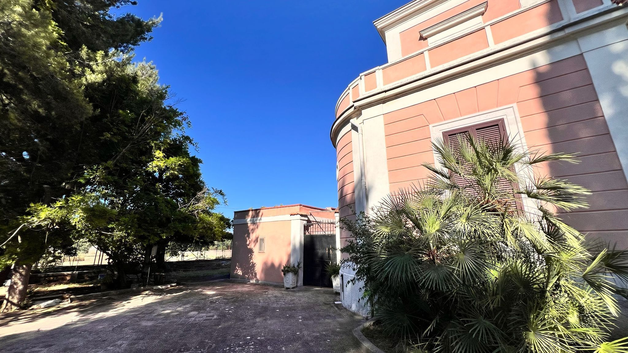 TRANI - PRESTIGIOSA VILLA CON TERRENO EDIFICABILE