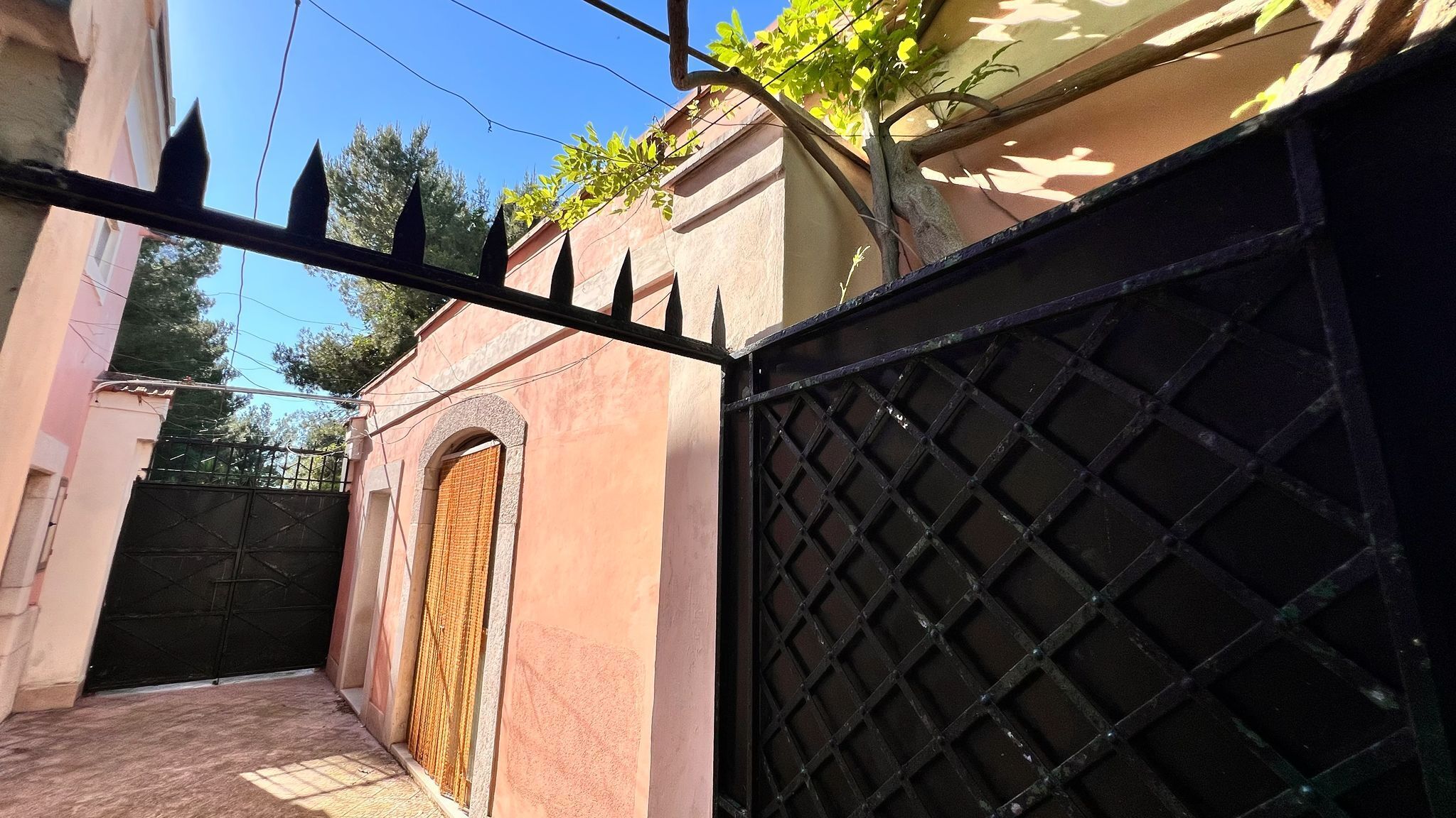 TRANI - PRESTIGIOSA VILLA CON TERRENO EDIFICABILE