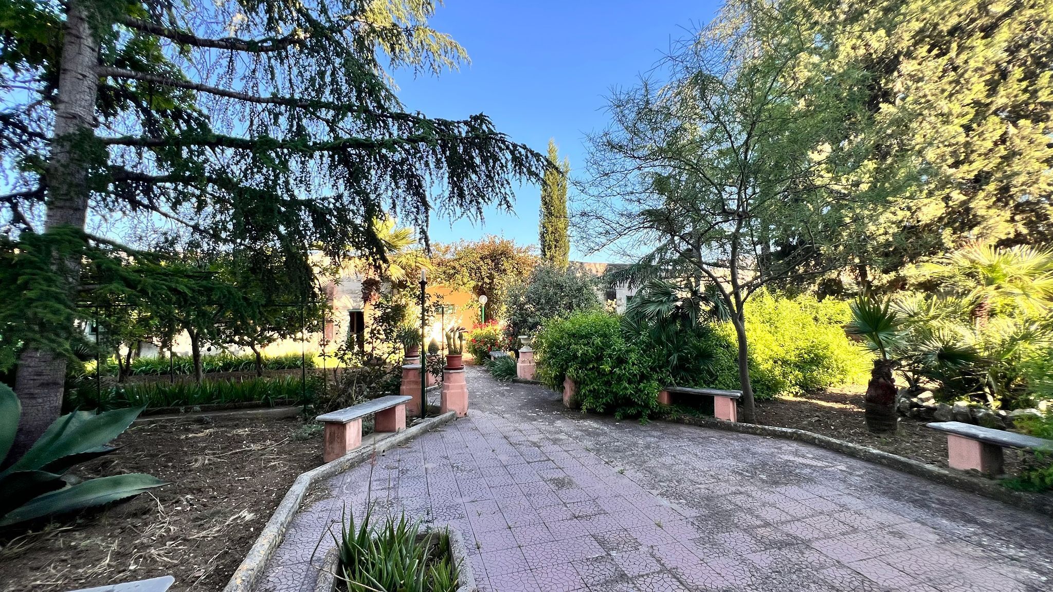 TRANI - PRESTIGIOSA VILLA CON TERRENO EDIFICABILE