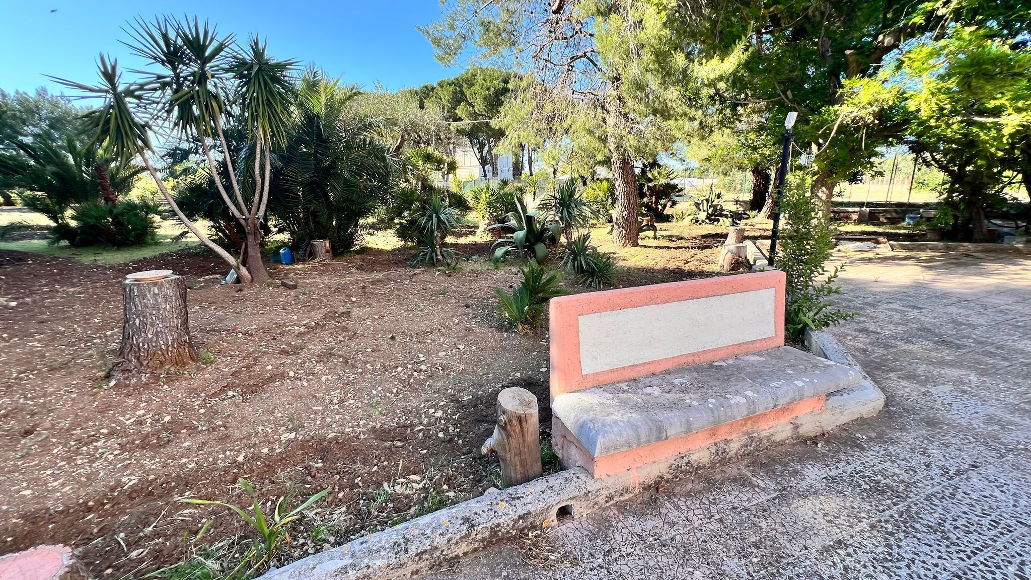 TRANI - PRESTIGIOSA VILLA CON TERRENO EDIFICABILE