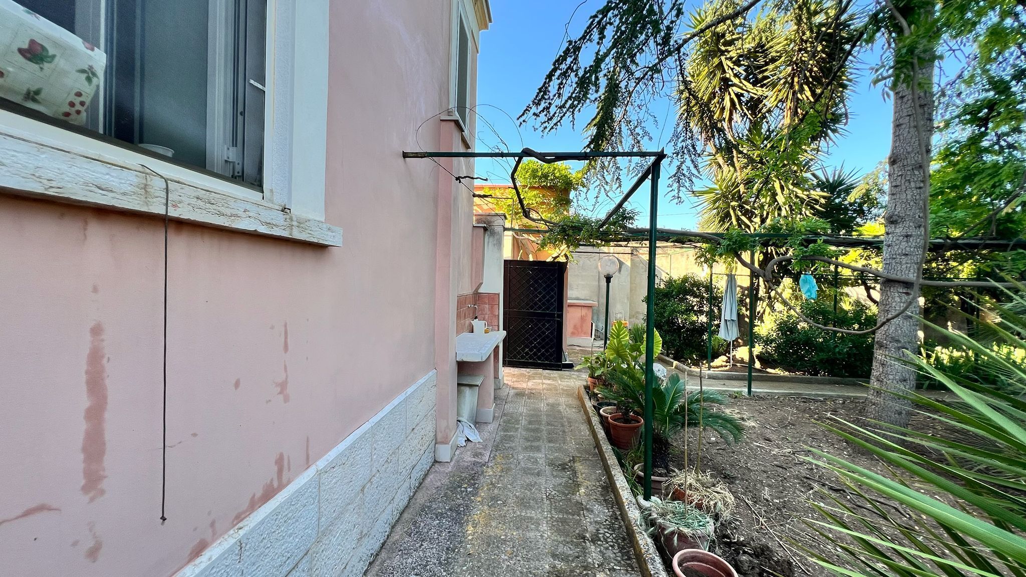 TRANI - PRESTIGIOSA VILLA CON TERRENO EDIFICABILE