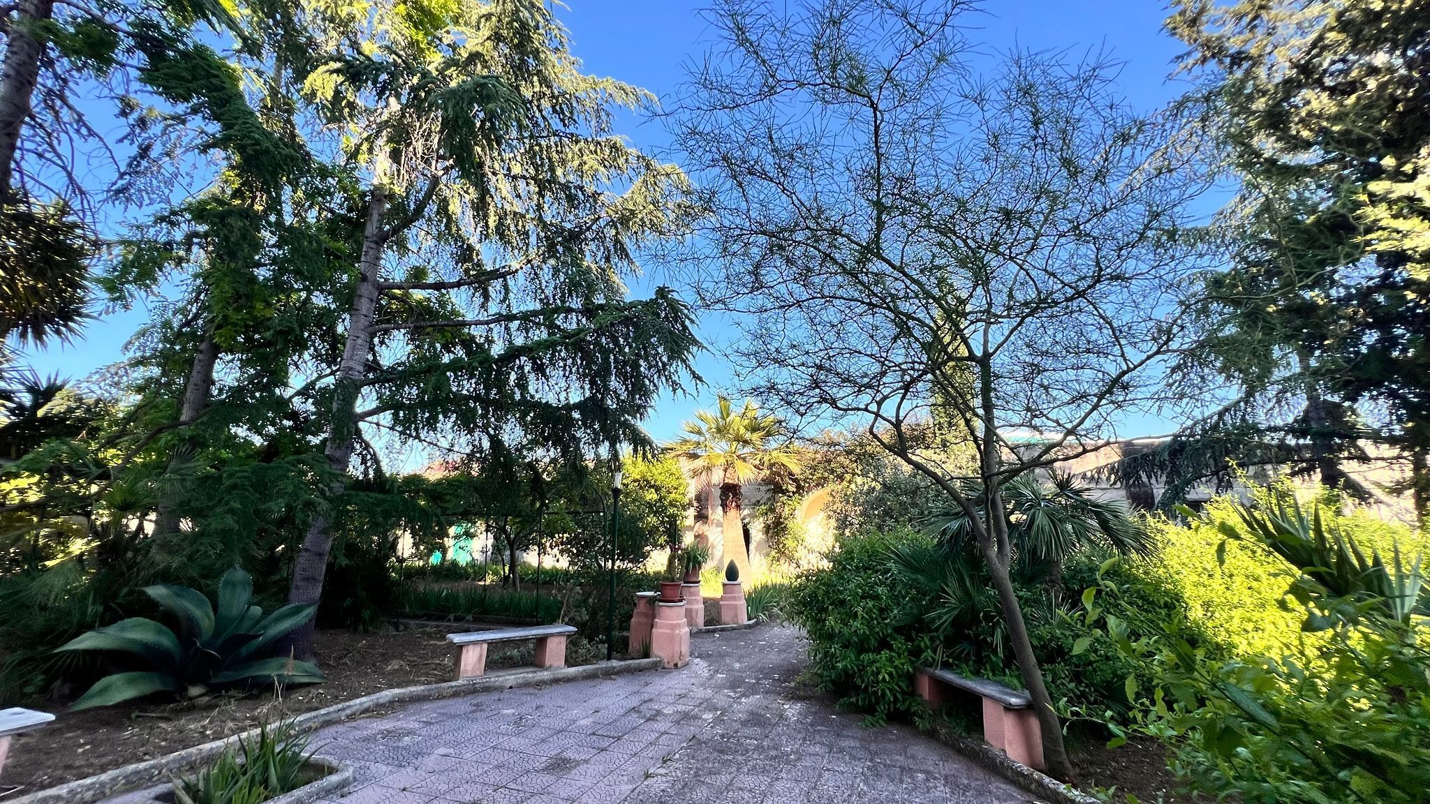 TRANI - PRESTIGIOSA VILLA CON TERRENO EDIFICABILE