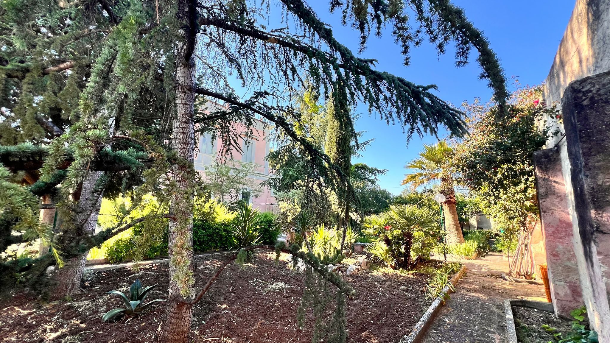 TRANI - PRESTIGIOSA VILLA CON TERRENO EDIFICABILE