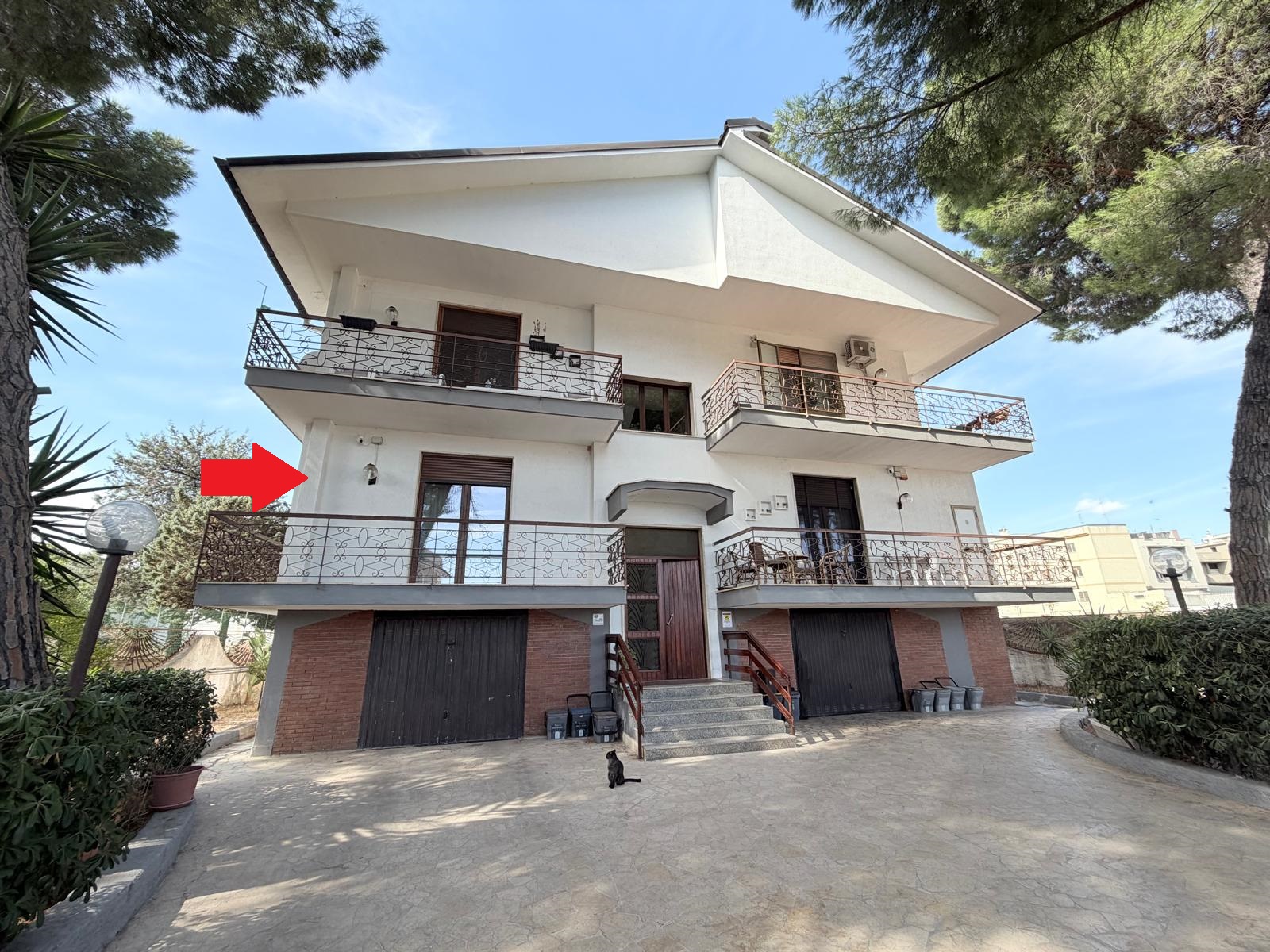 Ampio appartamento in villa bifamiliare – con box, mansarda e giardino