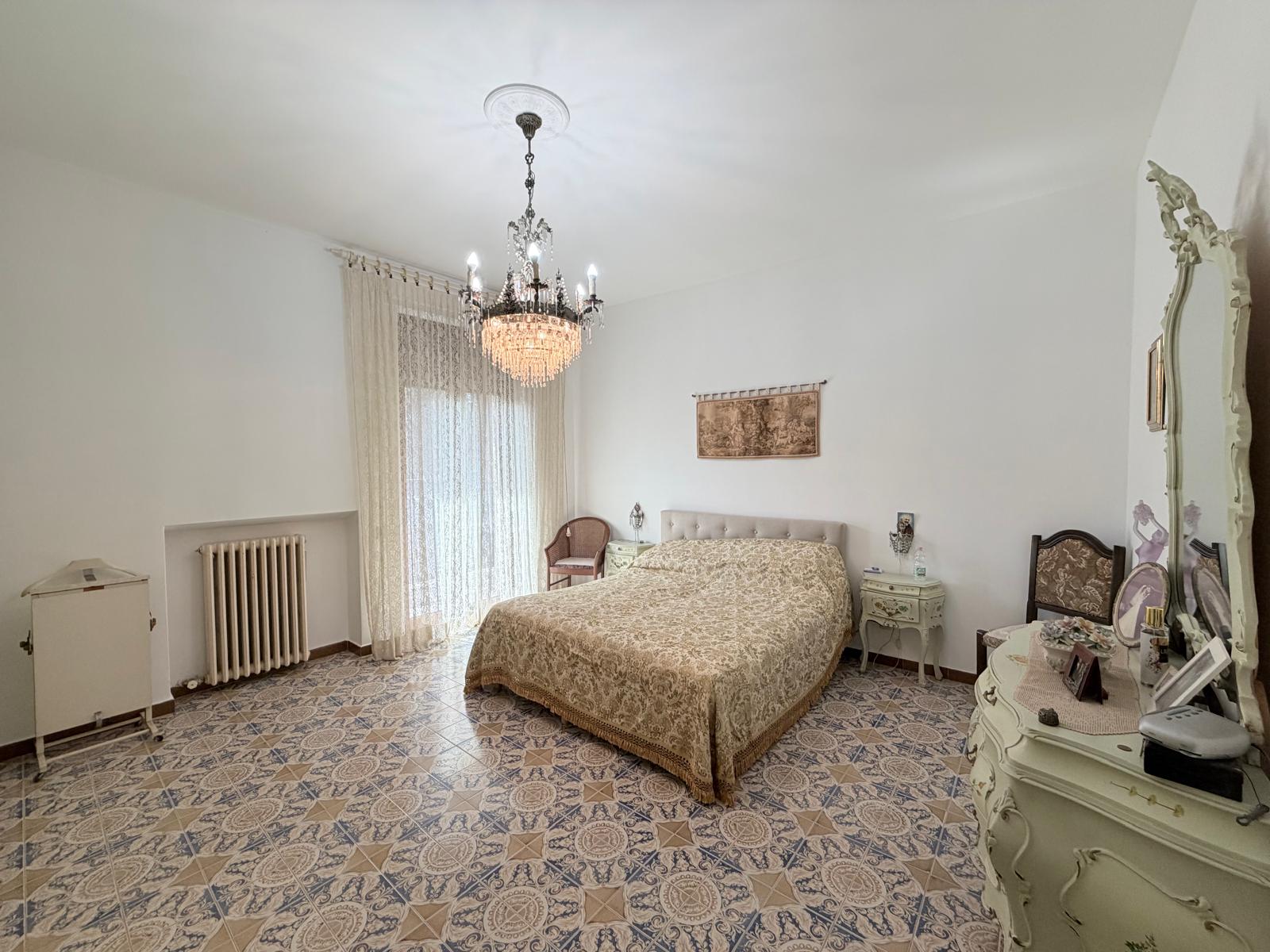 Ampio appartamento in villa bifamiliare – con box, mansarda e giardino