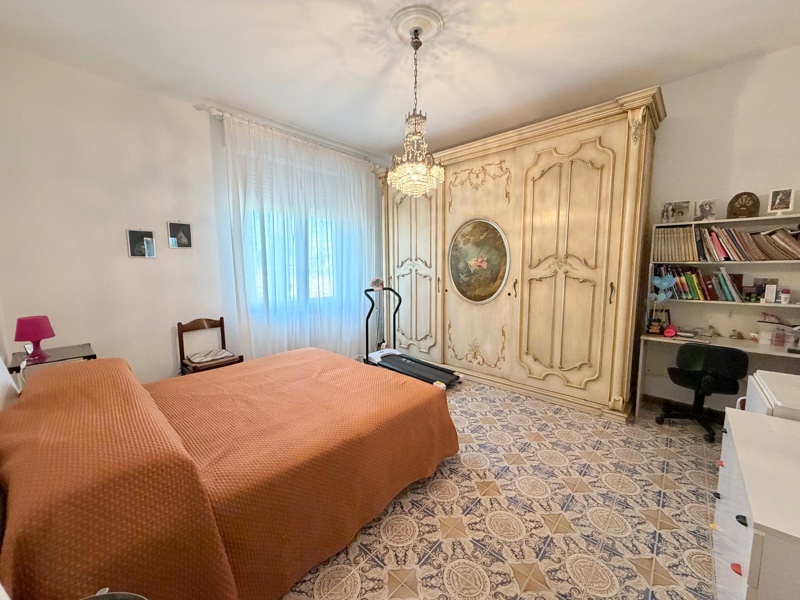 Ampio appartamento in villa bifamiliare – con box, mansarda e giardino