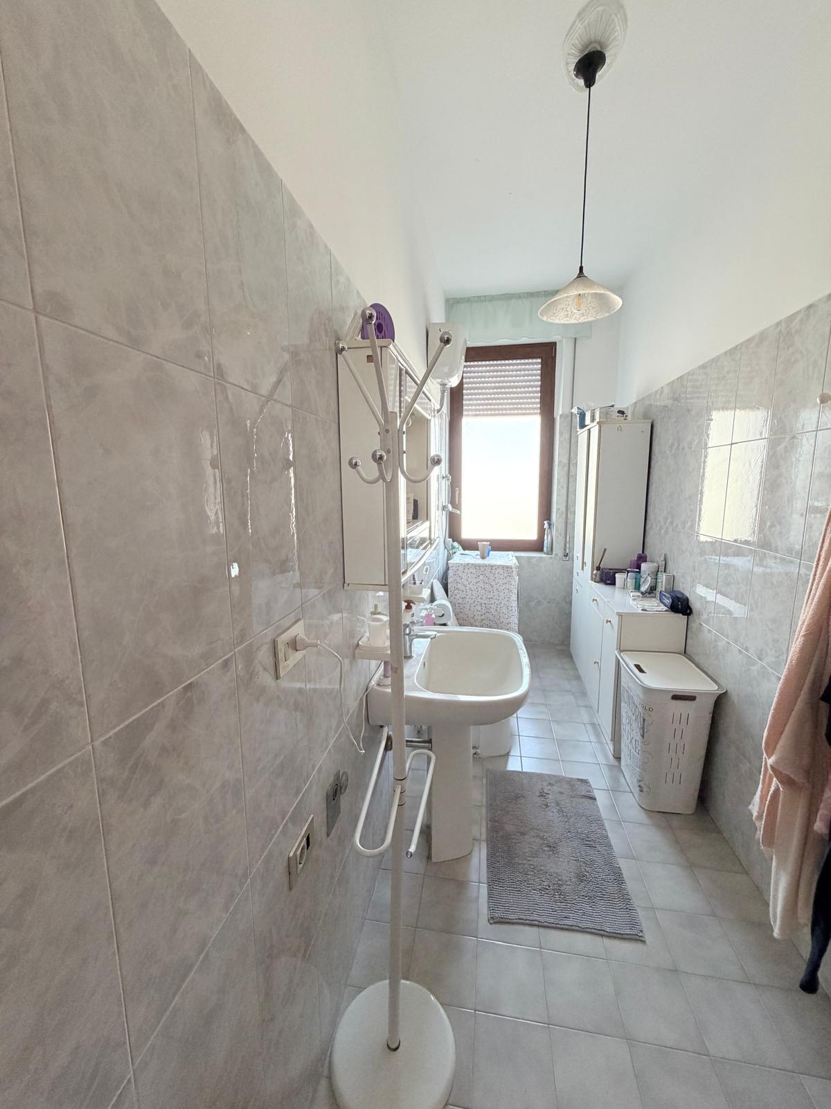 Ampio appartamento in villa bifamiliare – con box, mansarda e giardino