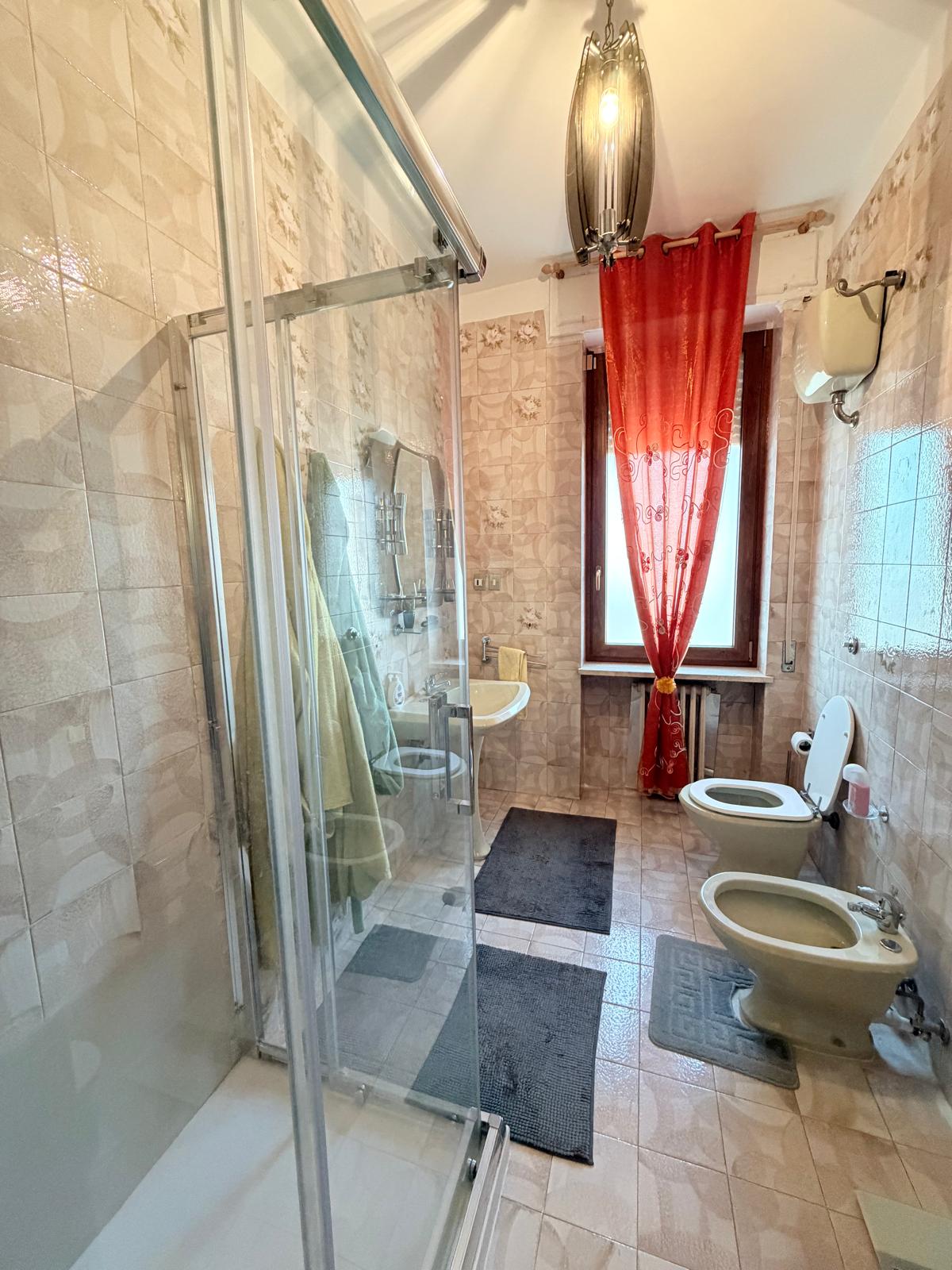 Ampio appartamento in villa bifamiliare – con box, mansarda e giardino