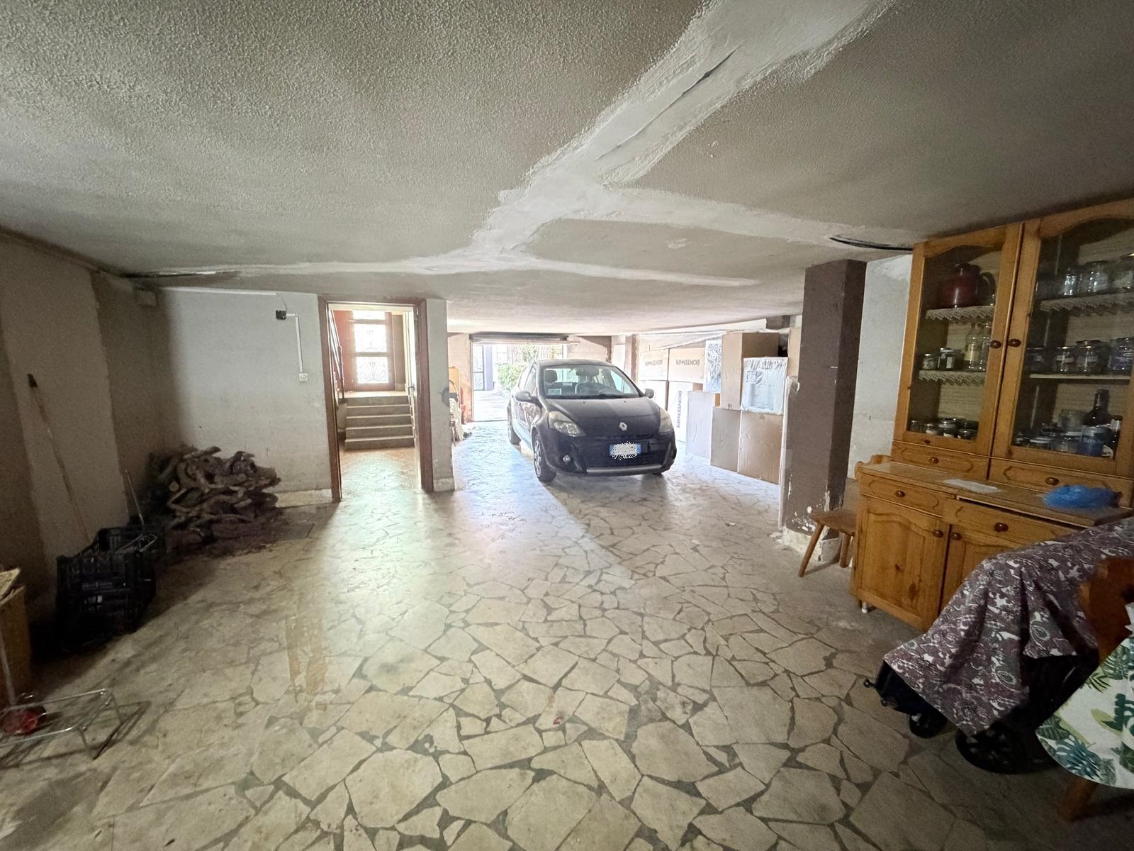 Ampio appartamento in villa bifamiliare – con box, mansarda e giardino