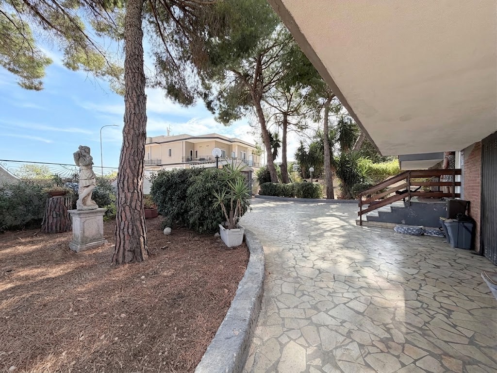 Ampio appartamento in villa bifamiliare – con box, mansarda e giardino