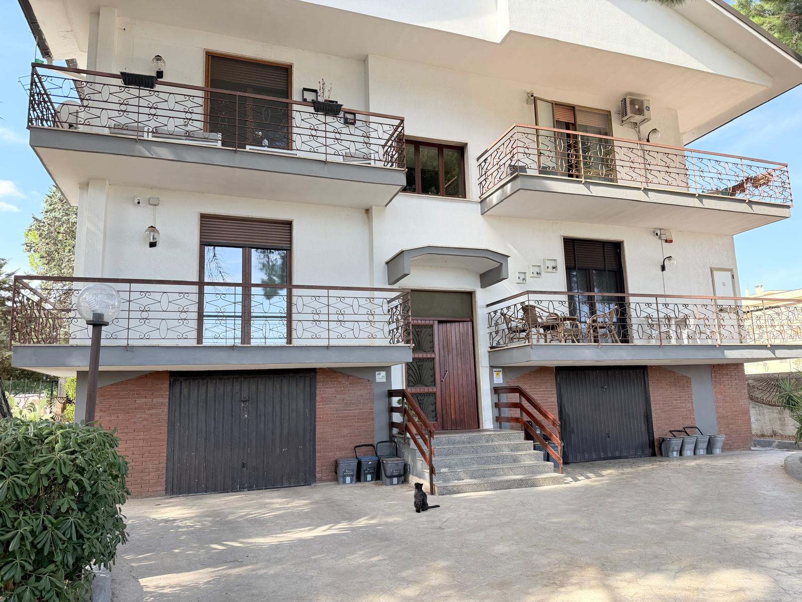 Ampio appartamento in villa bifamiliare – con box, mansarda e giardino