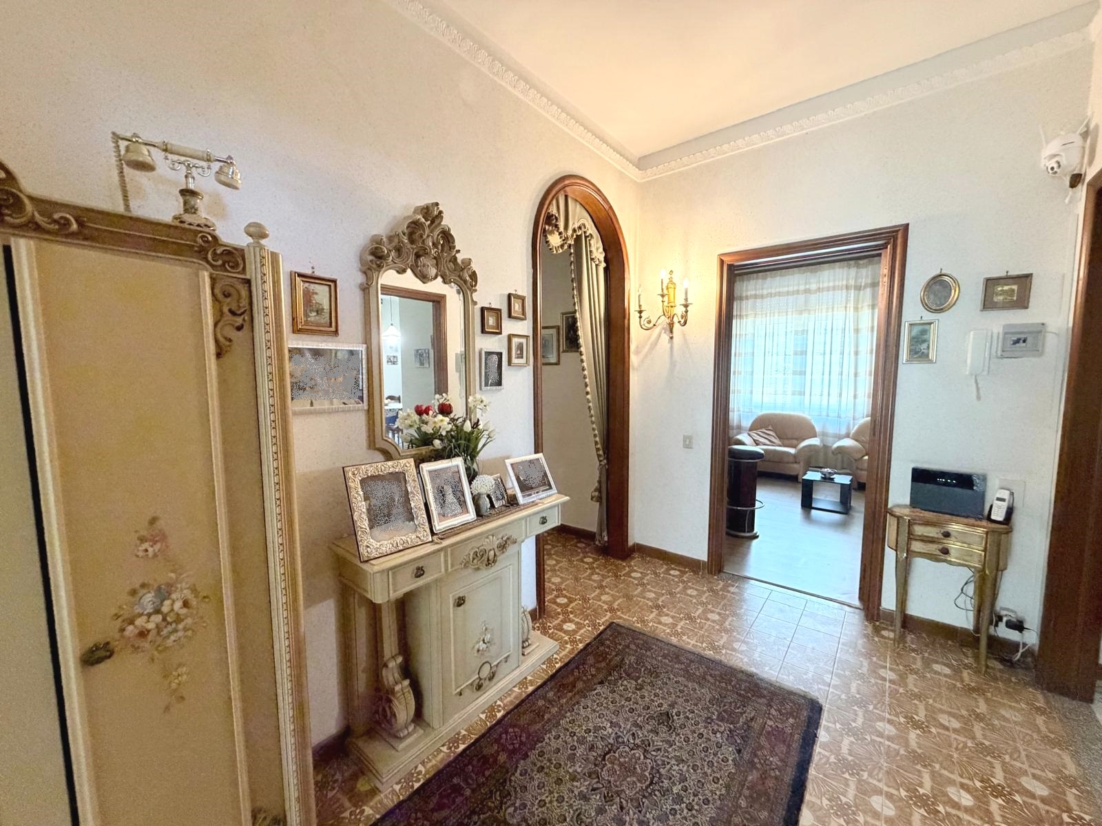 Ampio appartamento in villa bifamiliare – con box, mansarda e giardino
