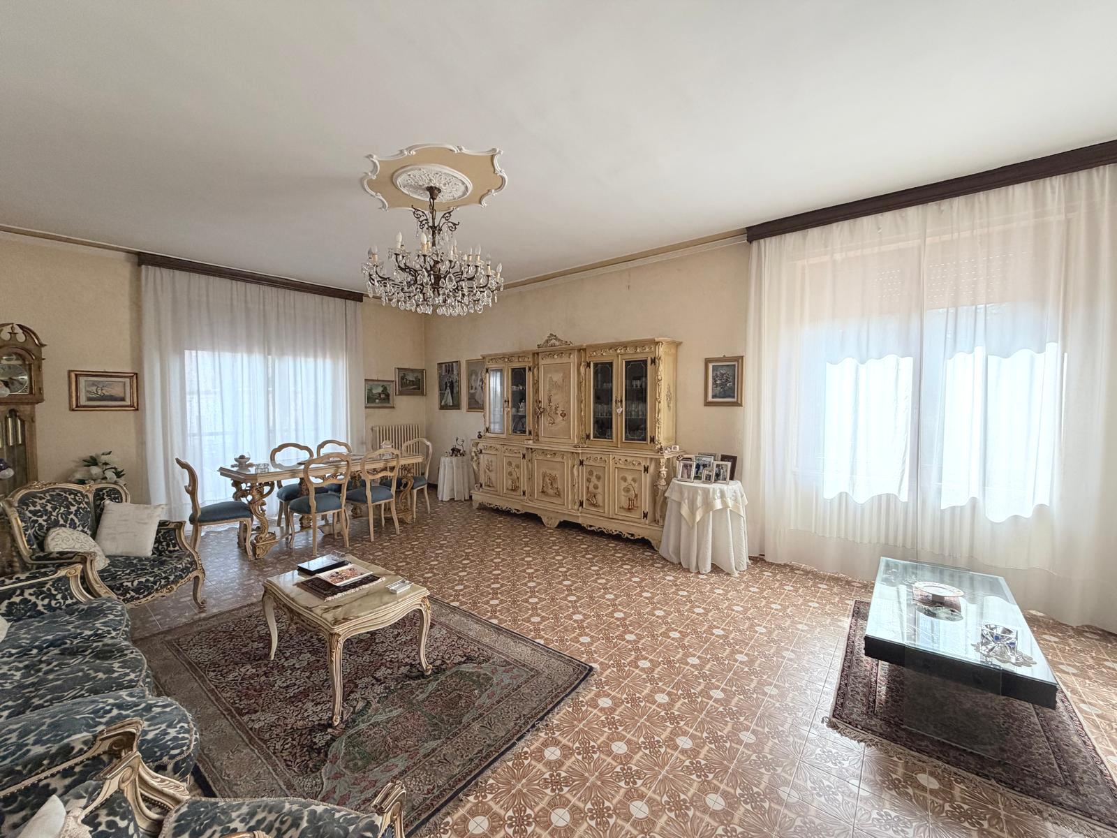 Ampio appartamento in villa bifamiliare – con box, mansarda e giardino