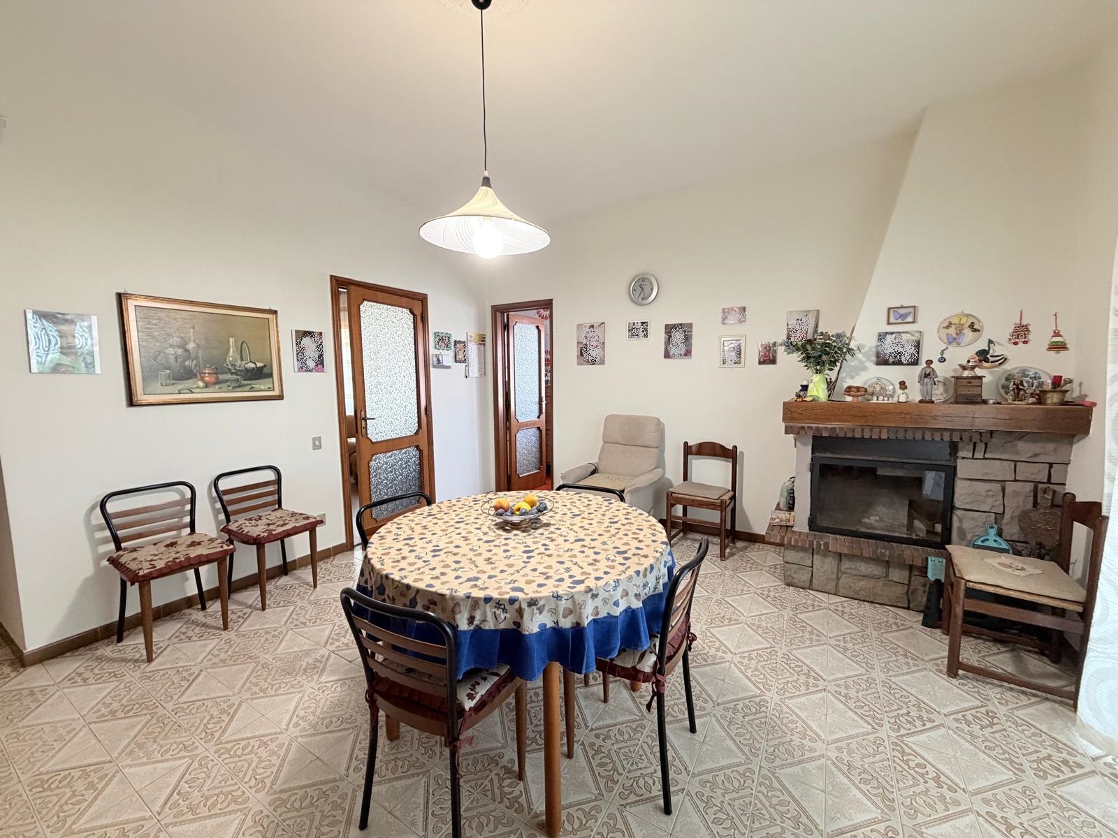 Ampio appartamento in villa bifamiliare – con box, mansarda e giardino