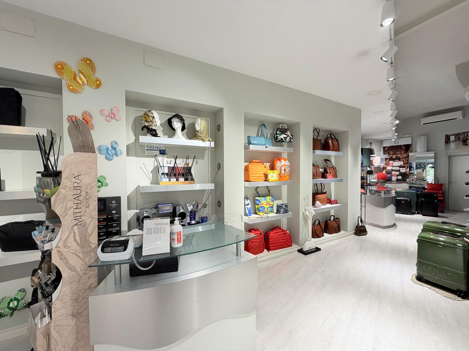 Storica attività di vendita pelletteria e accessori