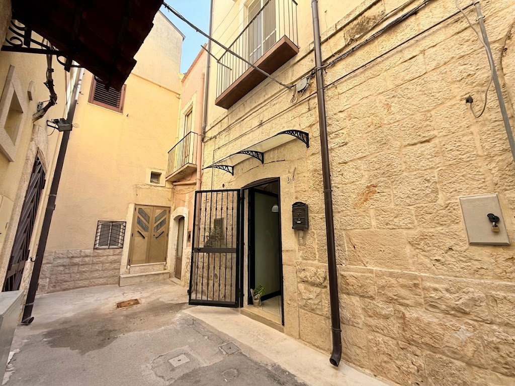 INDIPENDENTE RISTRUTTURATA SU 3 LIVELLI NO CENTRO STORICO