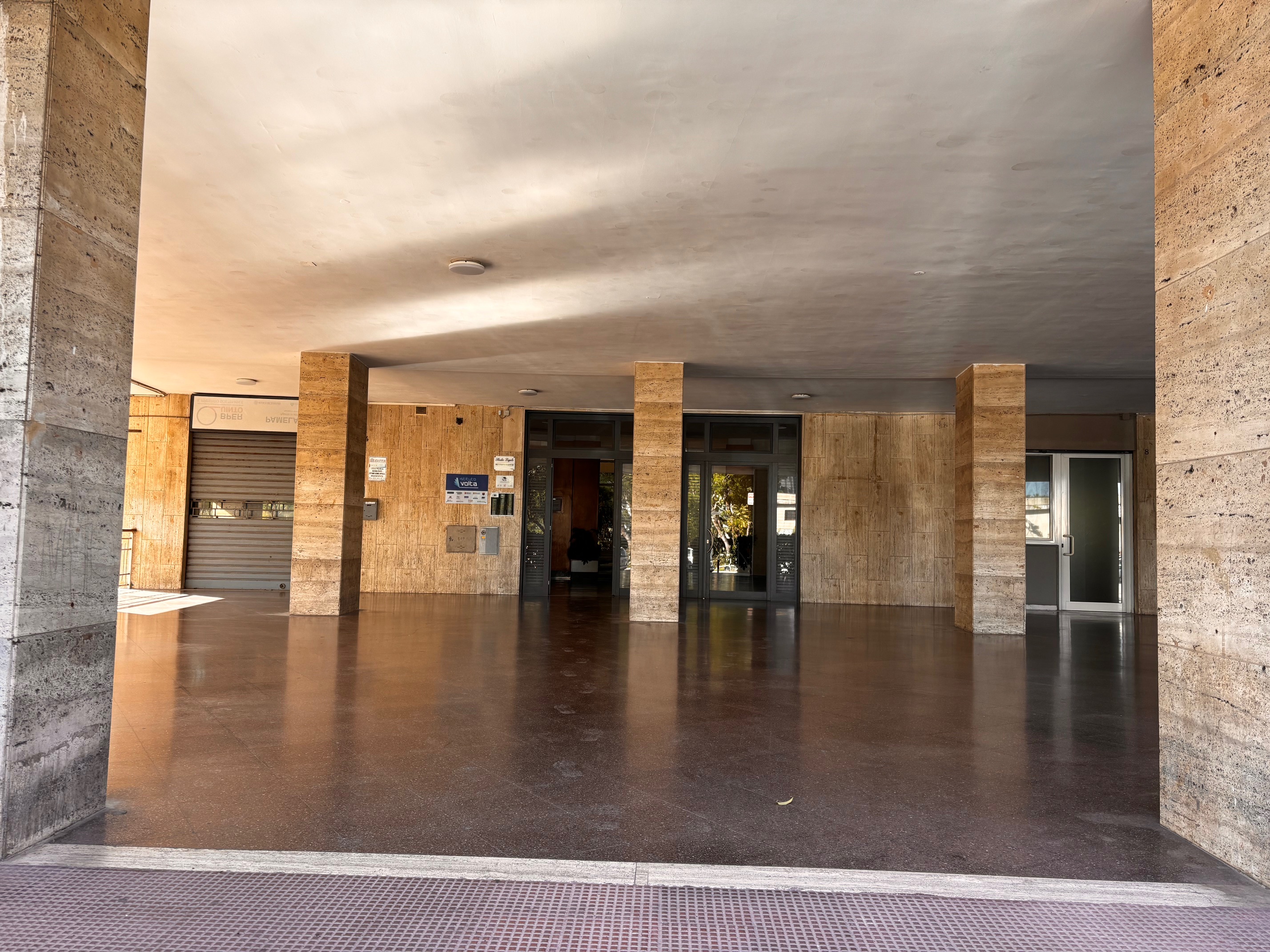 Libero ampio appartamento piano alto e posto auto