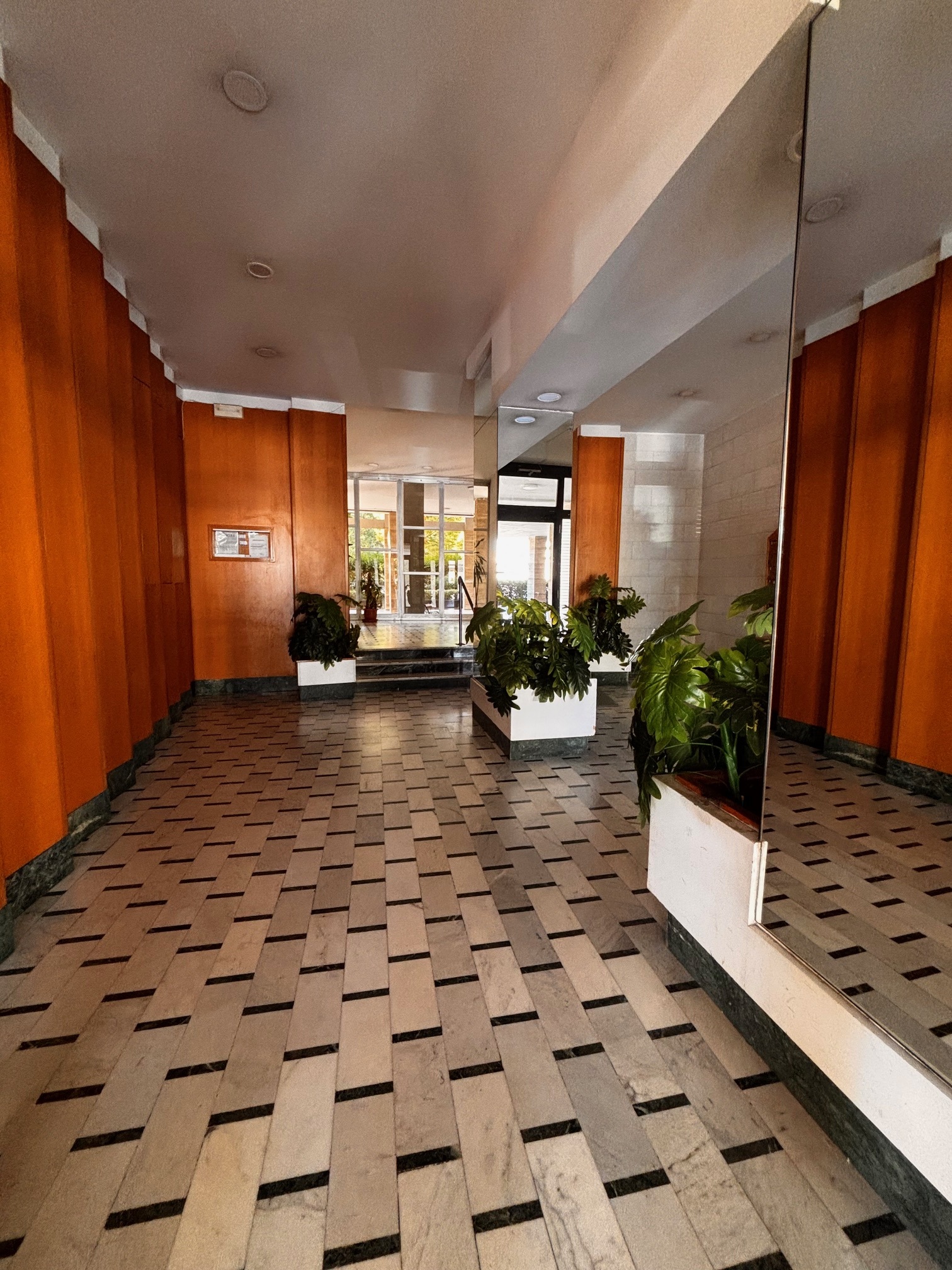 Libero ampio appartamento piano alto e posto auto