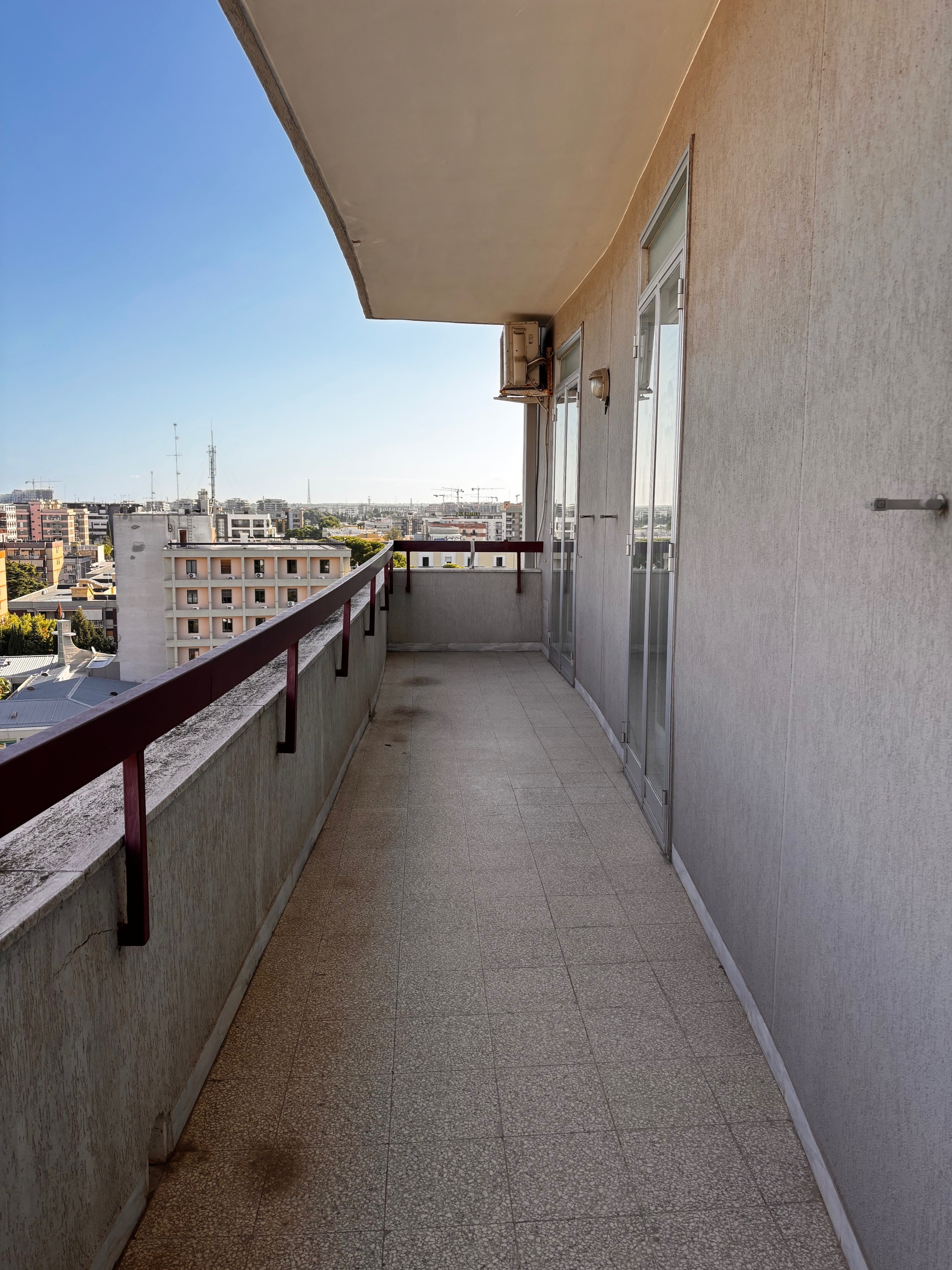 Libero ampio appartamento piano alto e posto auto