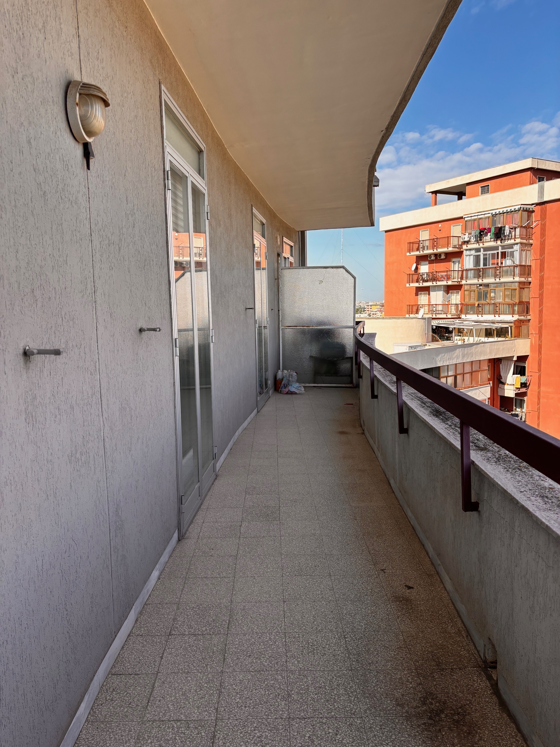 Libero ampio appartamento piano alto e posto auto