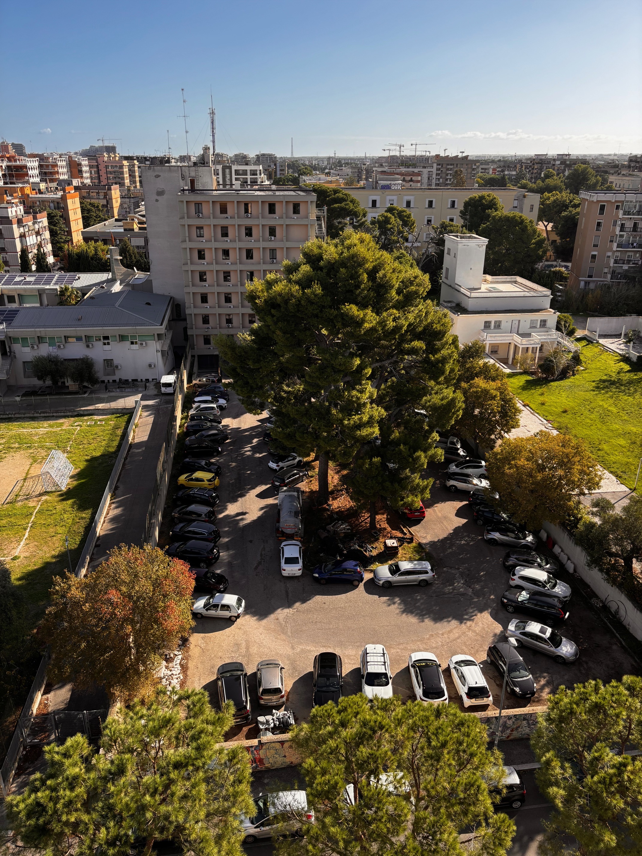 Libero ampio appartamento piano alto e posto auto