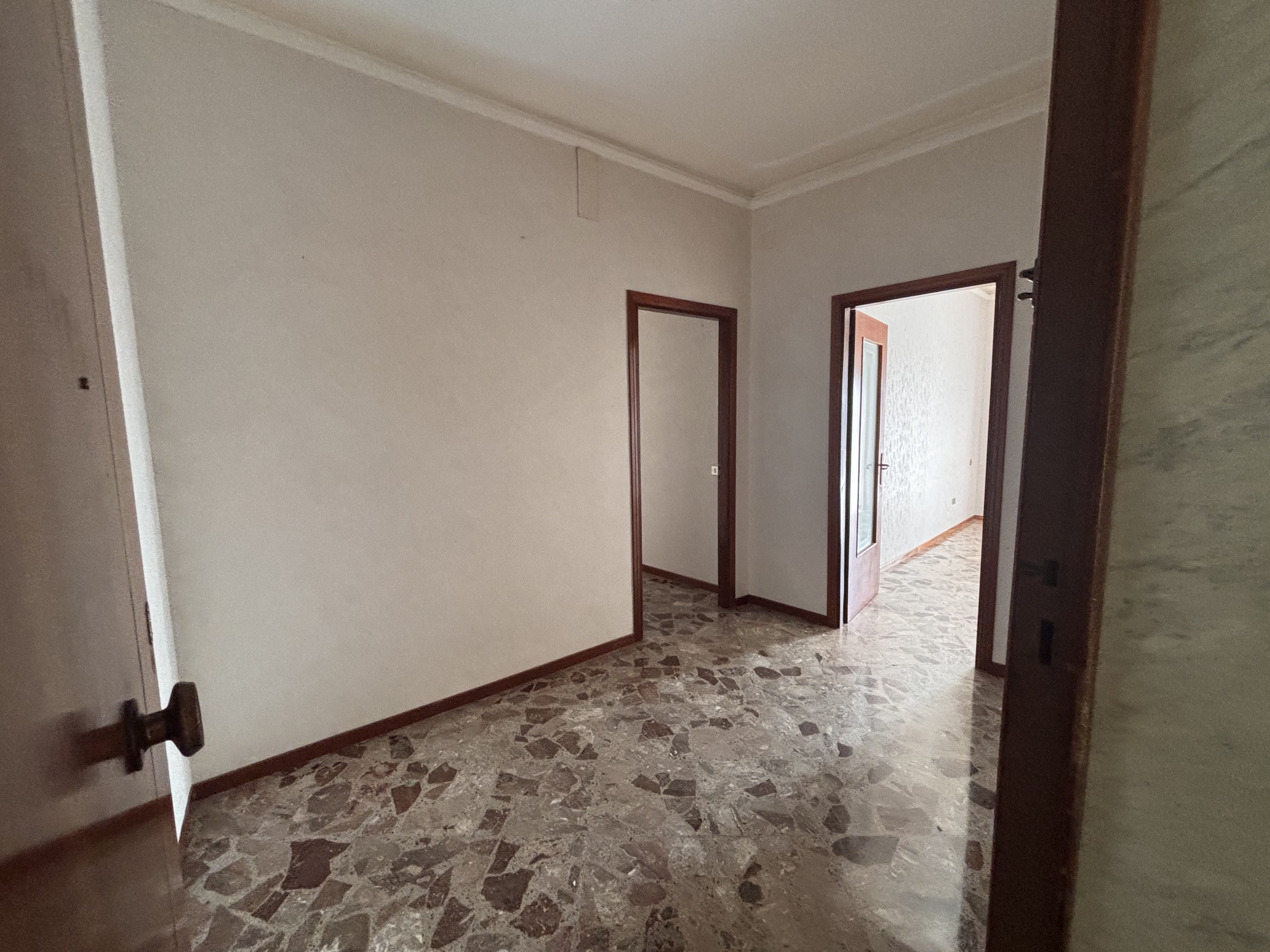 Libero ampio appartamento piano alto e posto auto