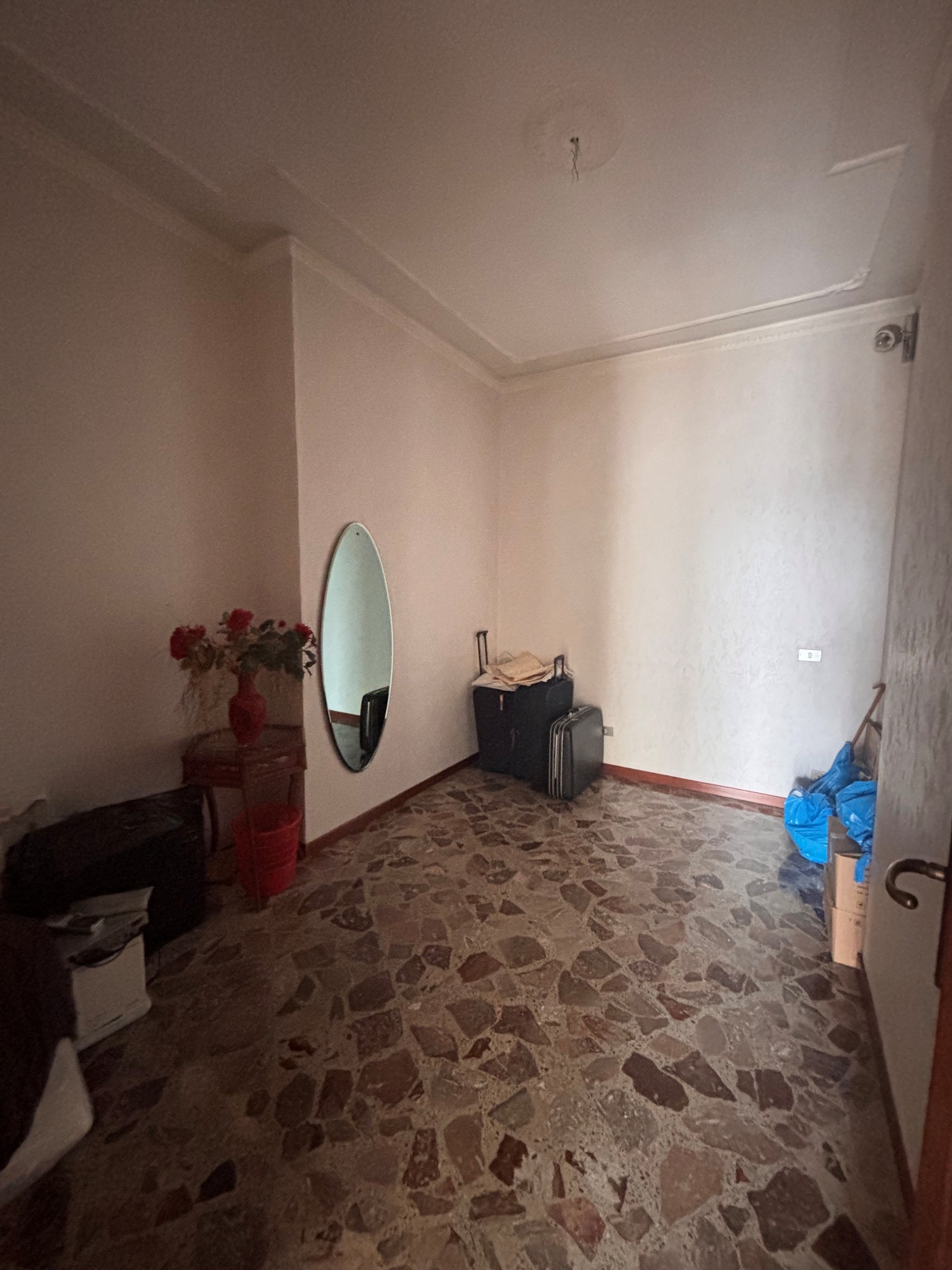 Libero ampio appartamento piano alto e posto auto