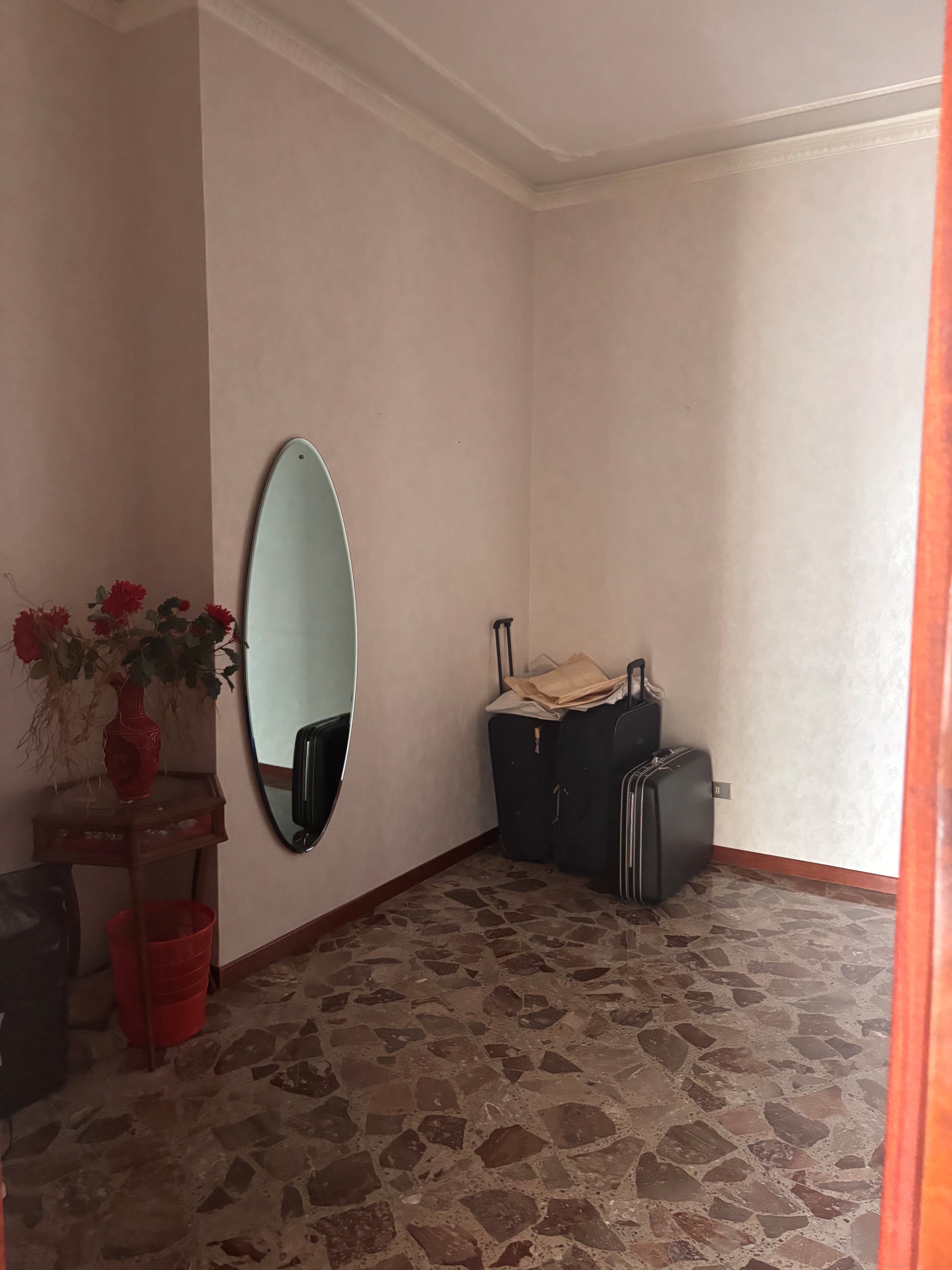 Libero ampio appartamento piano alto e posto auto
