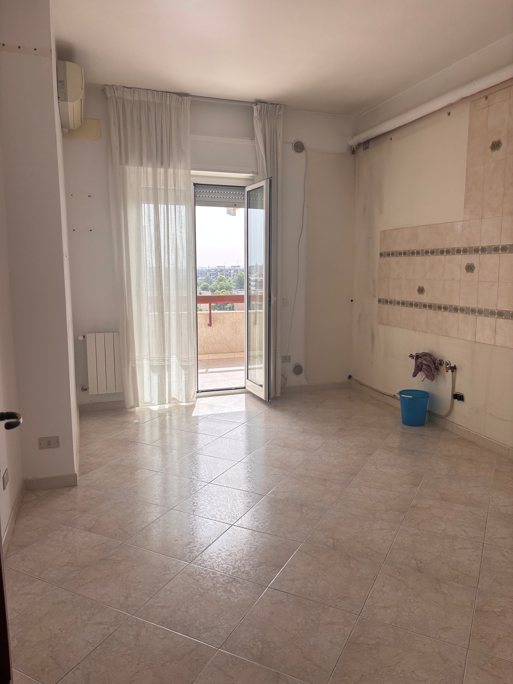 Libero ampio appartamento piano alto e posto auto