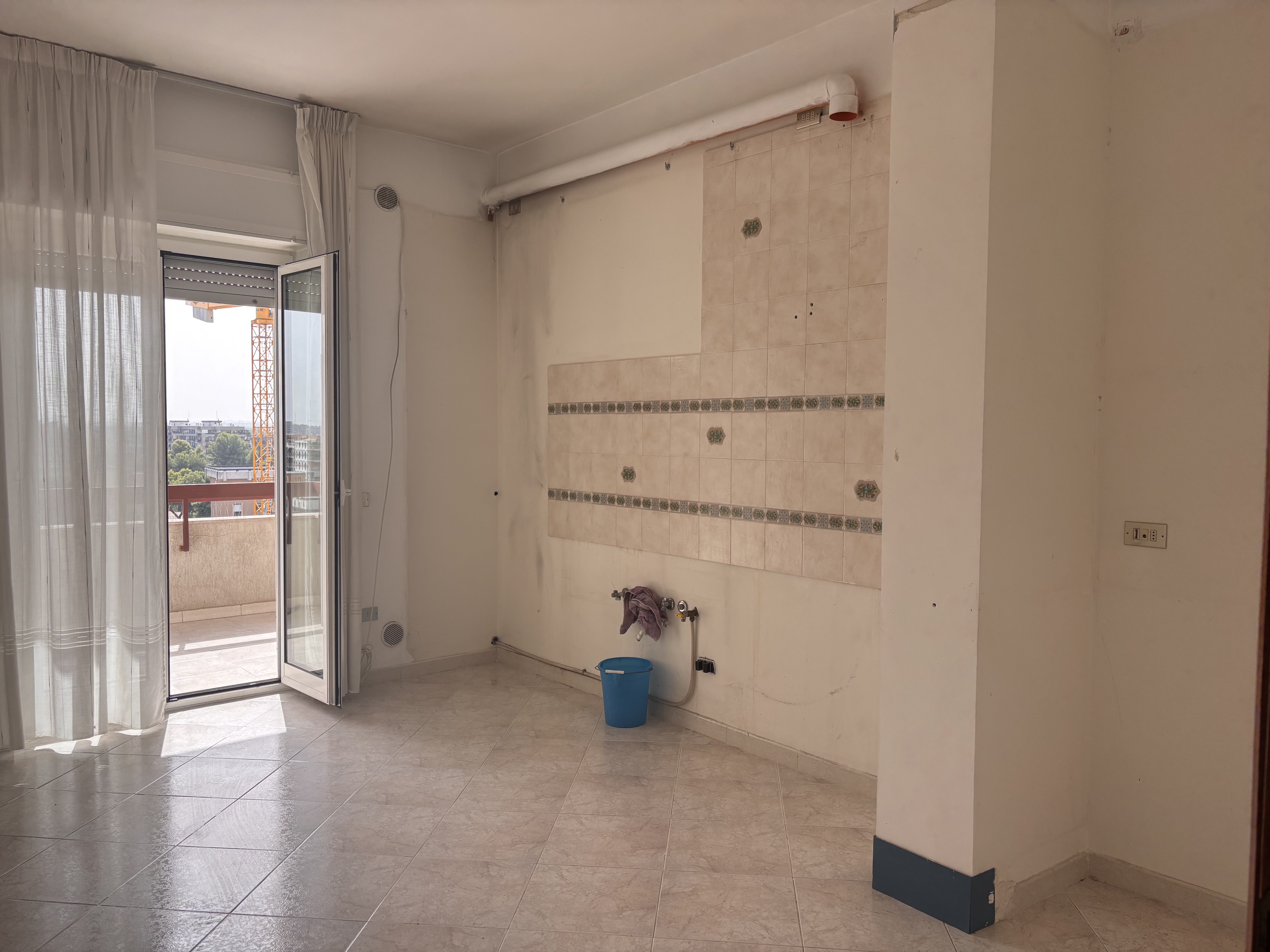 Libero ampio appartamento piano alto e posto auto