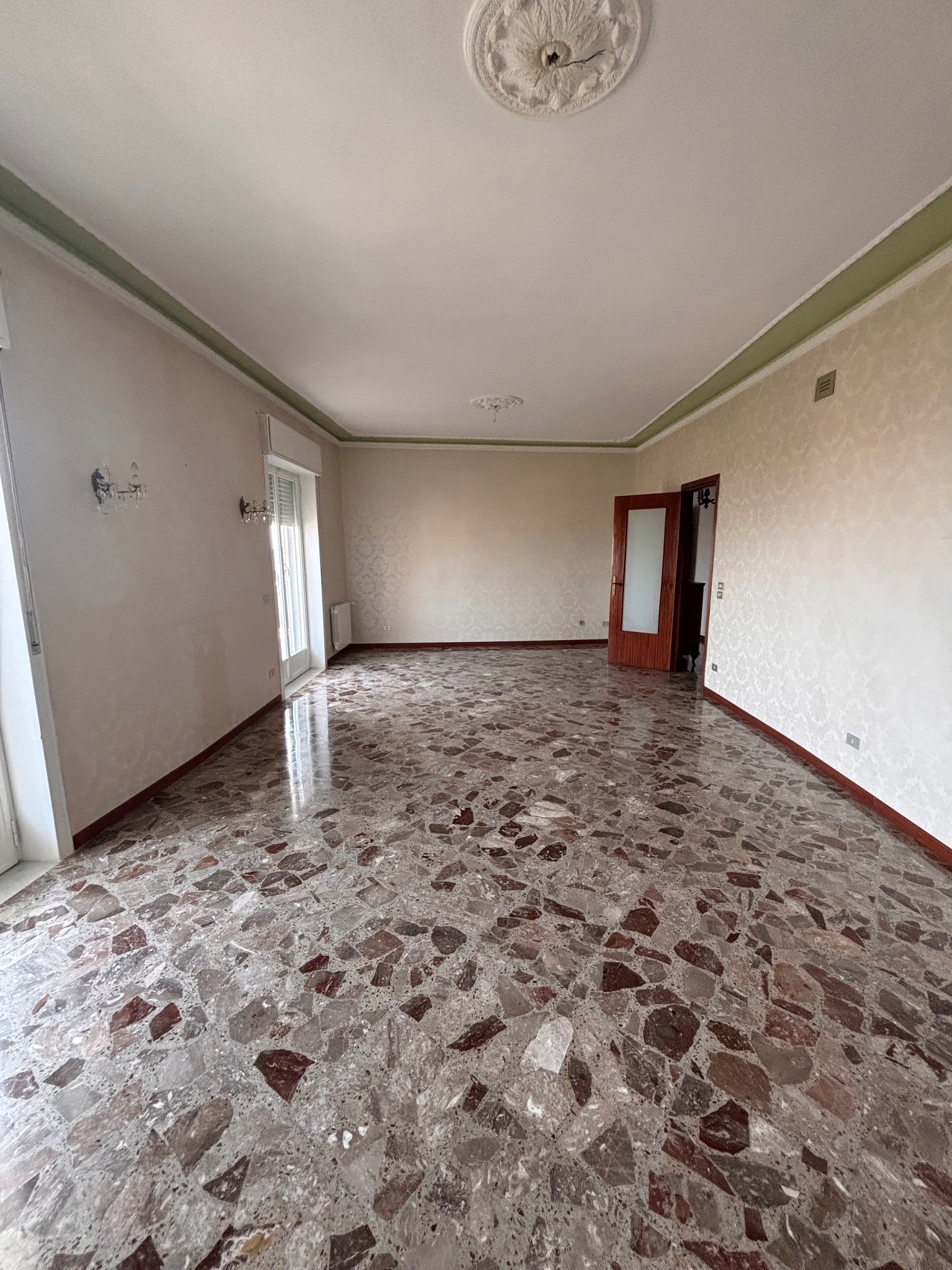Libero ampio appartamento piano alto e posto auto