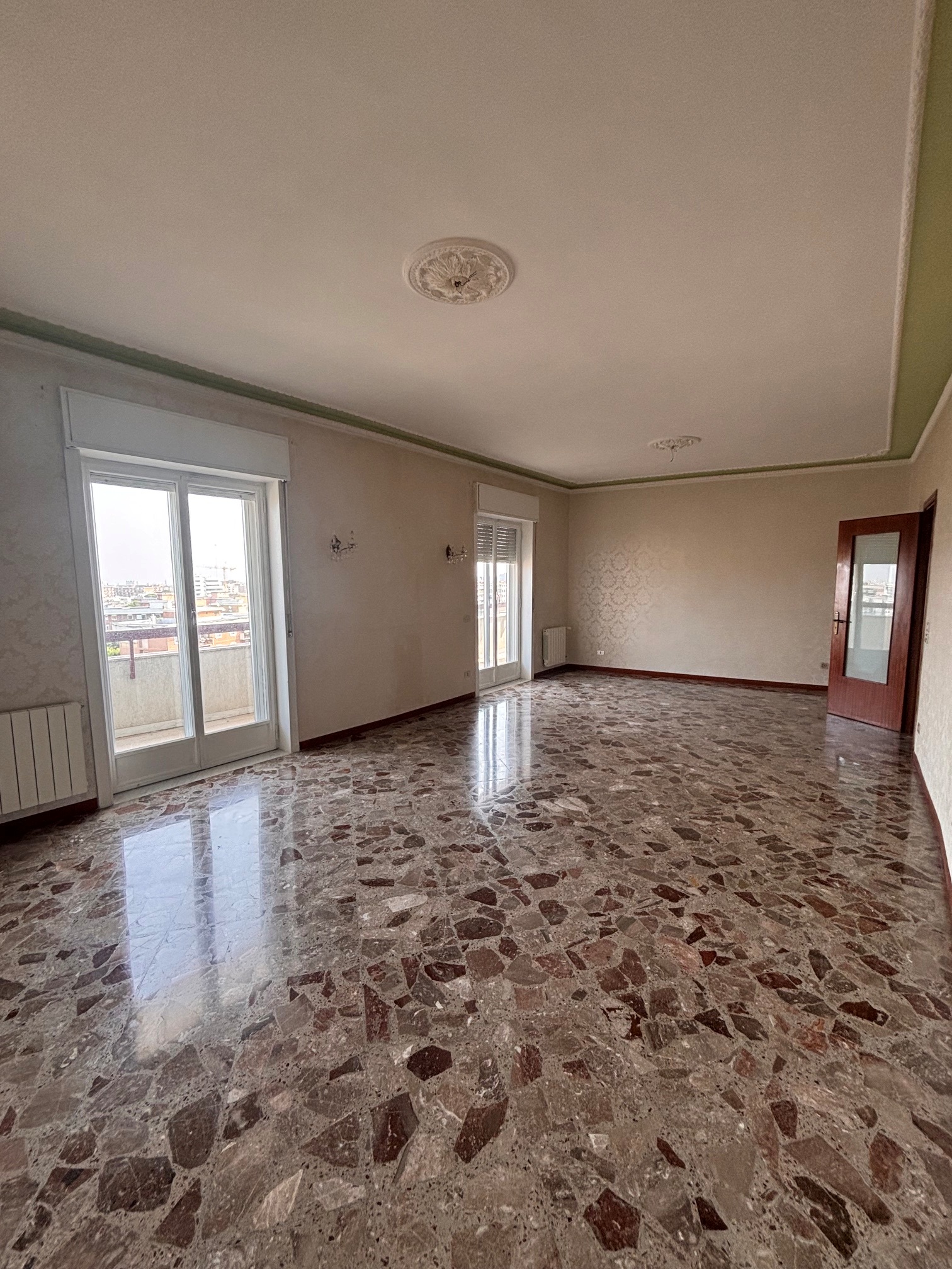 Libero ampio appartamento piano alto e posto auto
