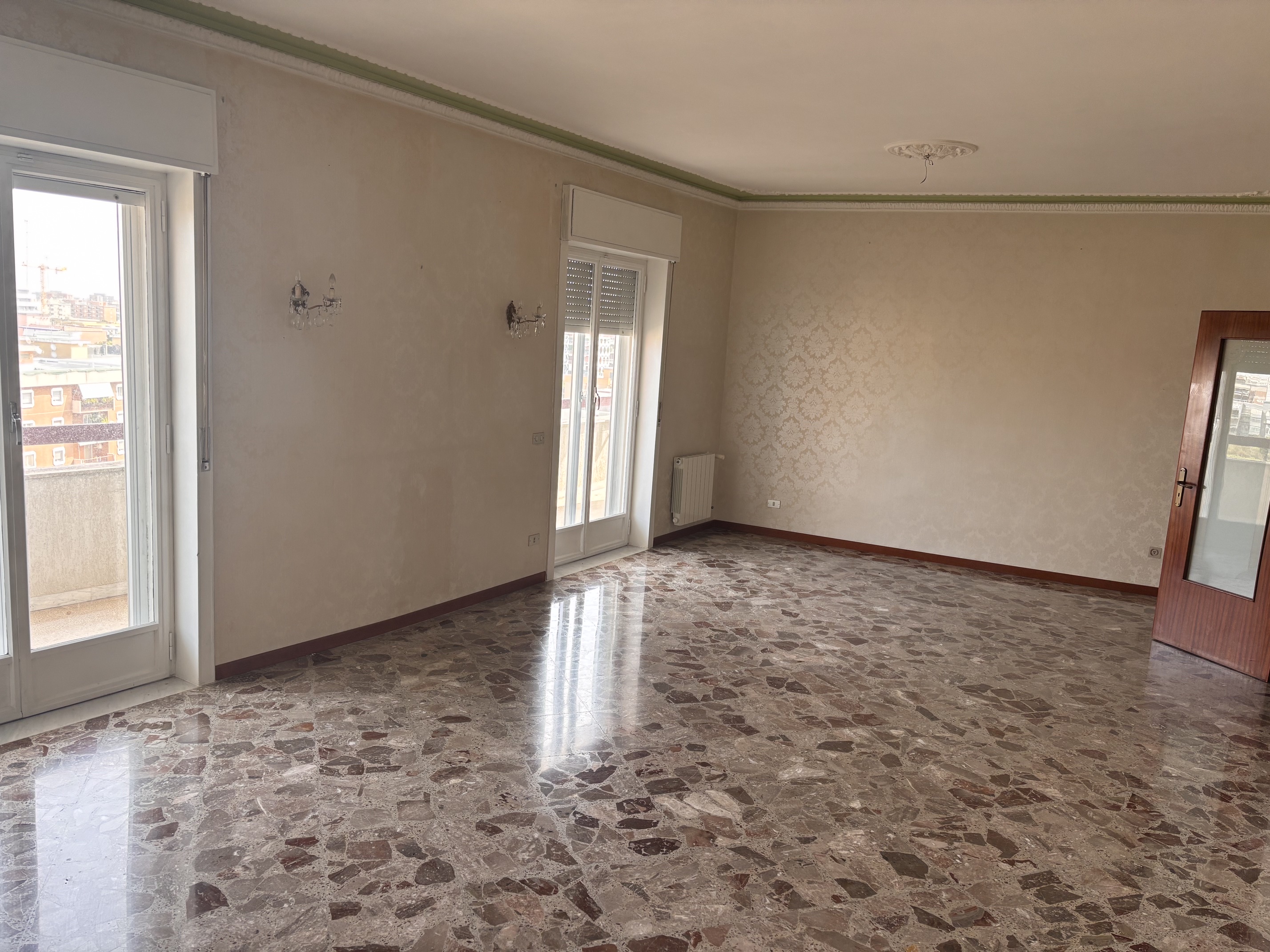 Libero ampio appartamento piano alto e posto auto