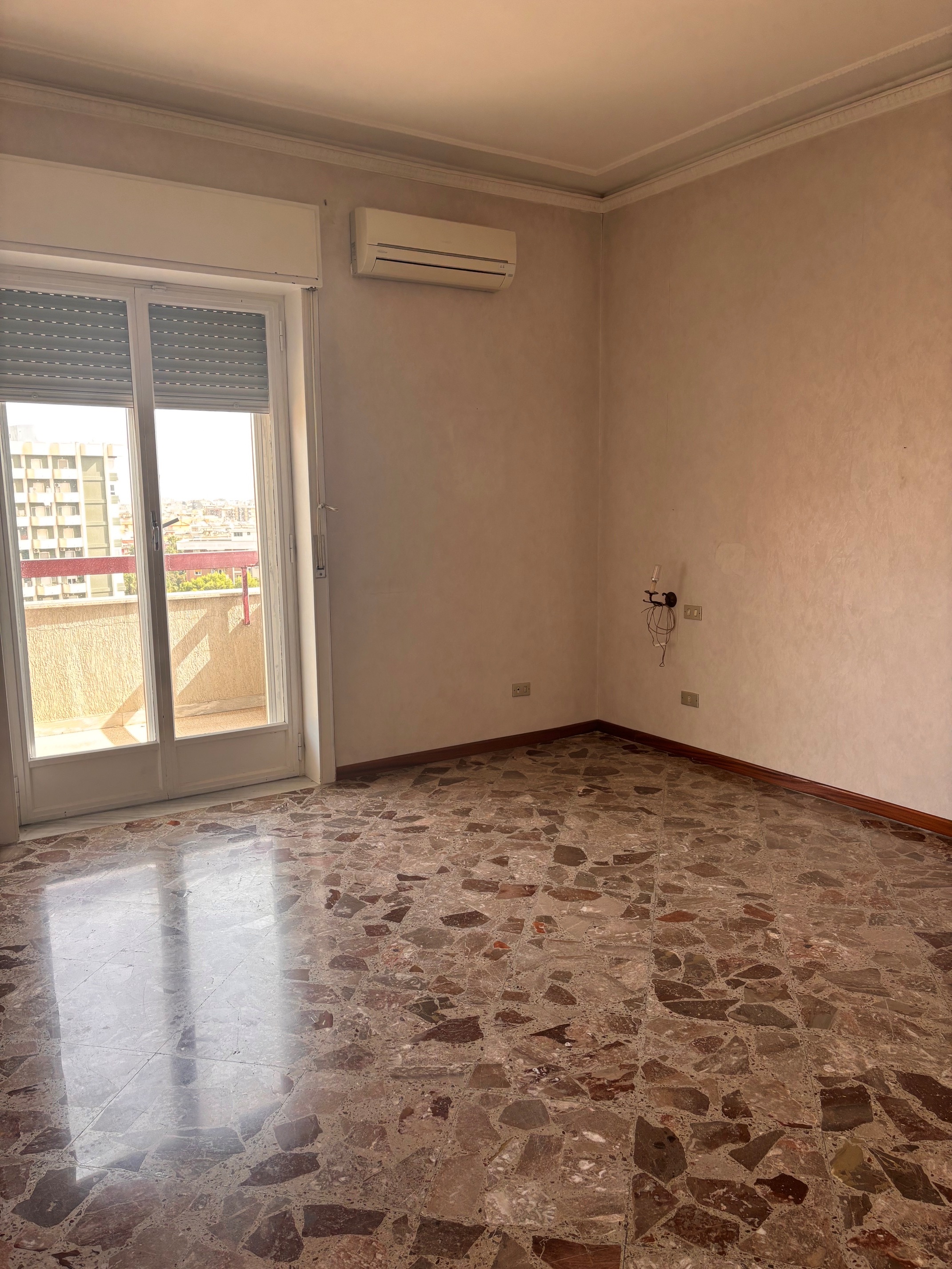 Libero ampio appartamento piano alto e posto auto