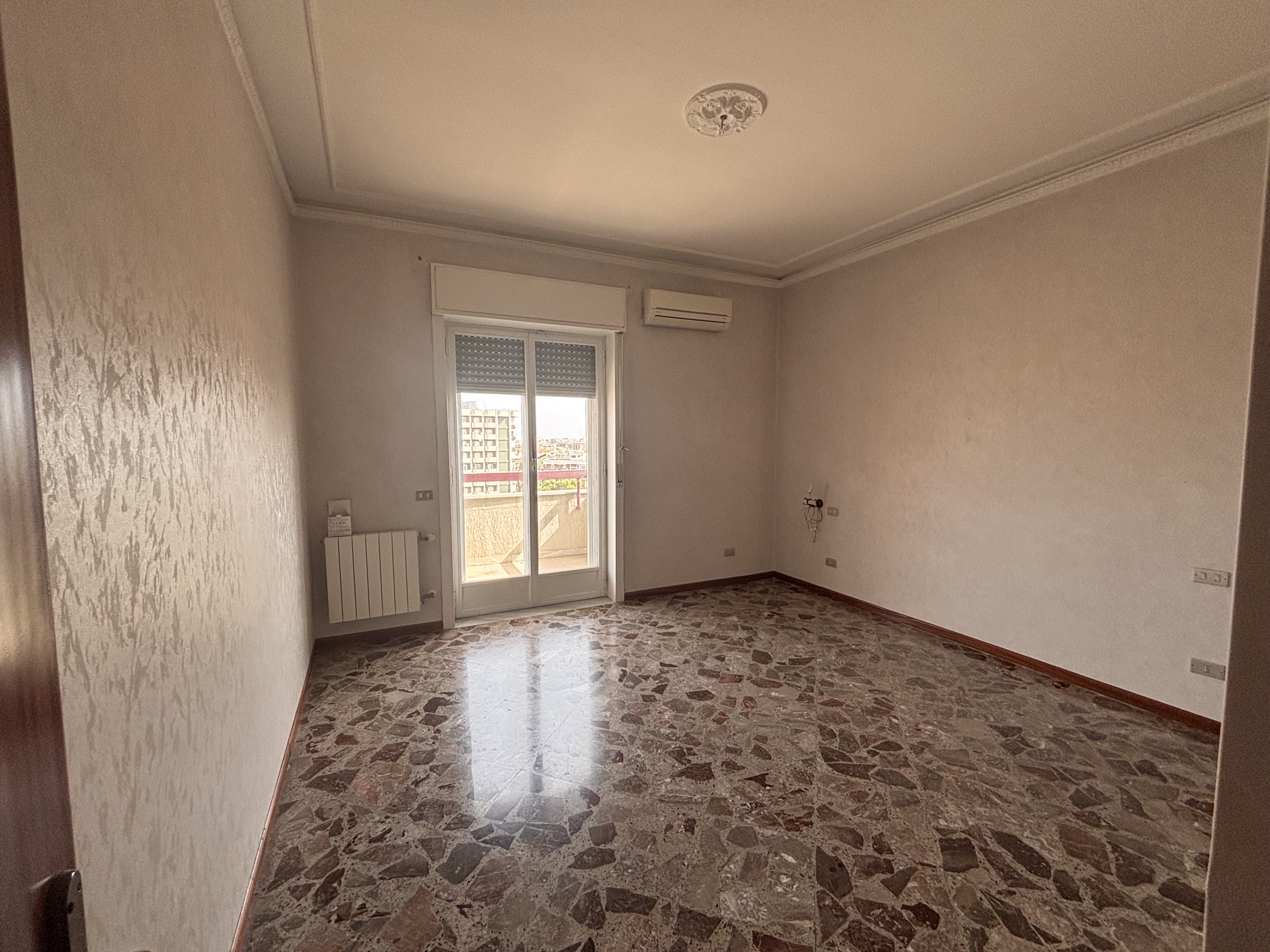 Libero ampio appartamento piano alto e posto auto