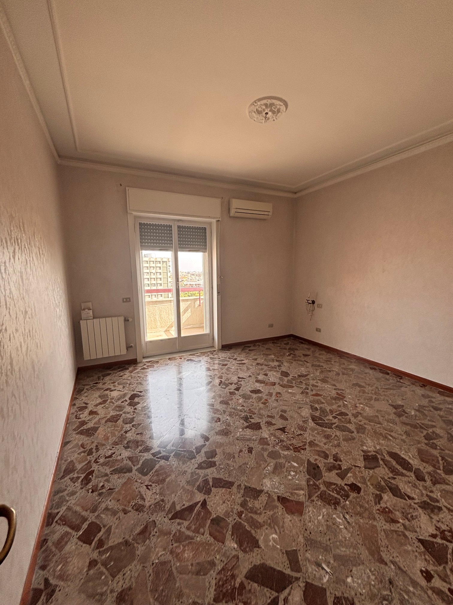 Libero ampio appartamento piano alto e posto auto