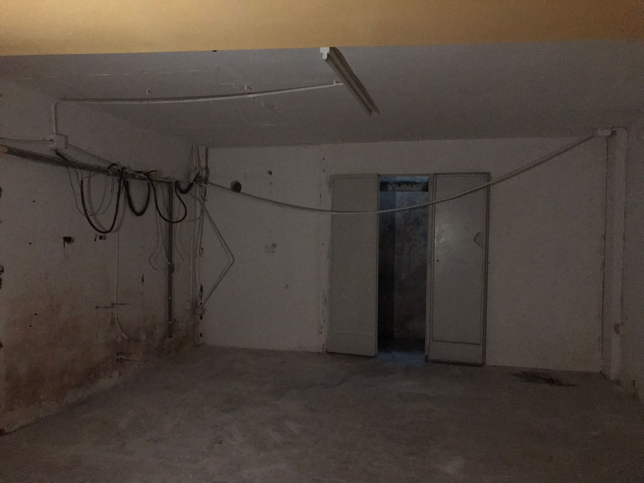 Carrassi locale commerciale su due livelli mq 40+40.